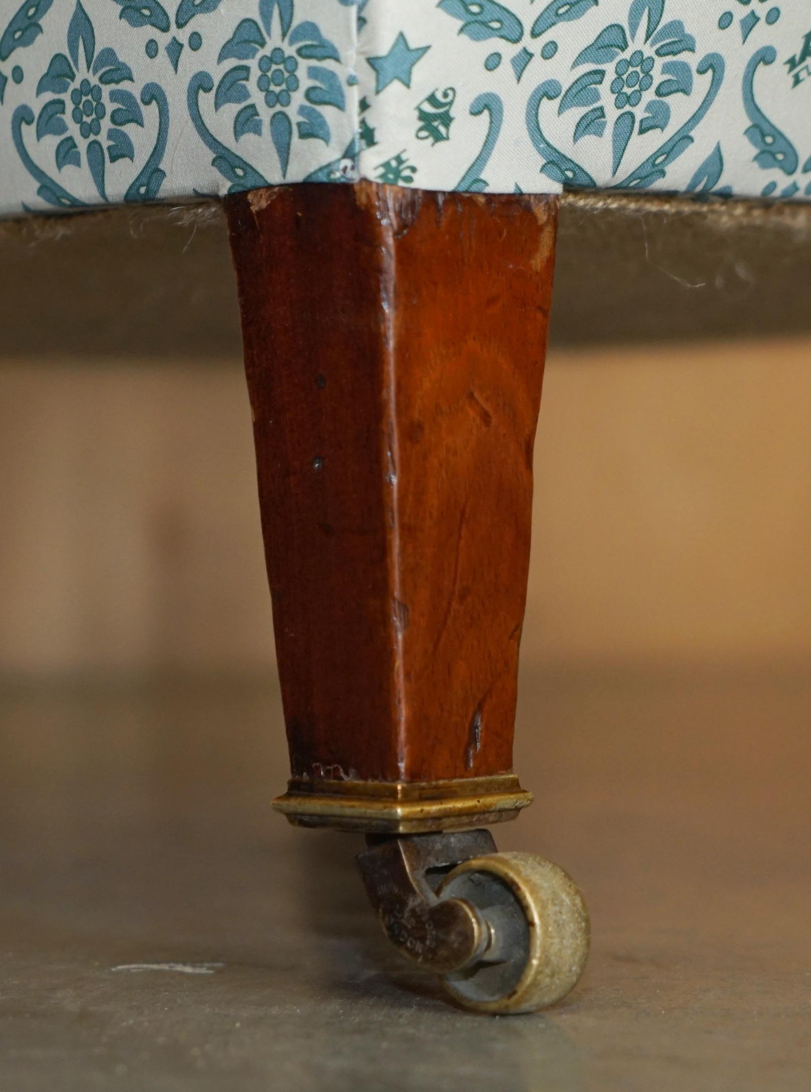 Fatto a mano POLTRONA FACILE ORIGINALE DI Howard and Sons COMPLETAMENTE RESTAURATA IN TESSUTO DI CICCERATO in vendita