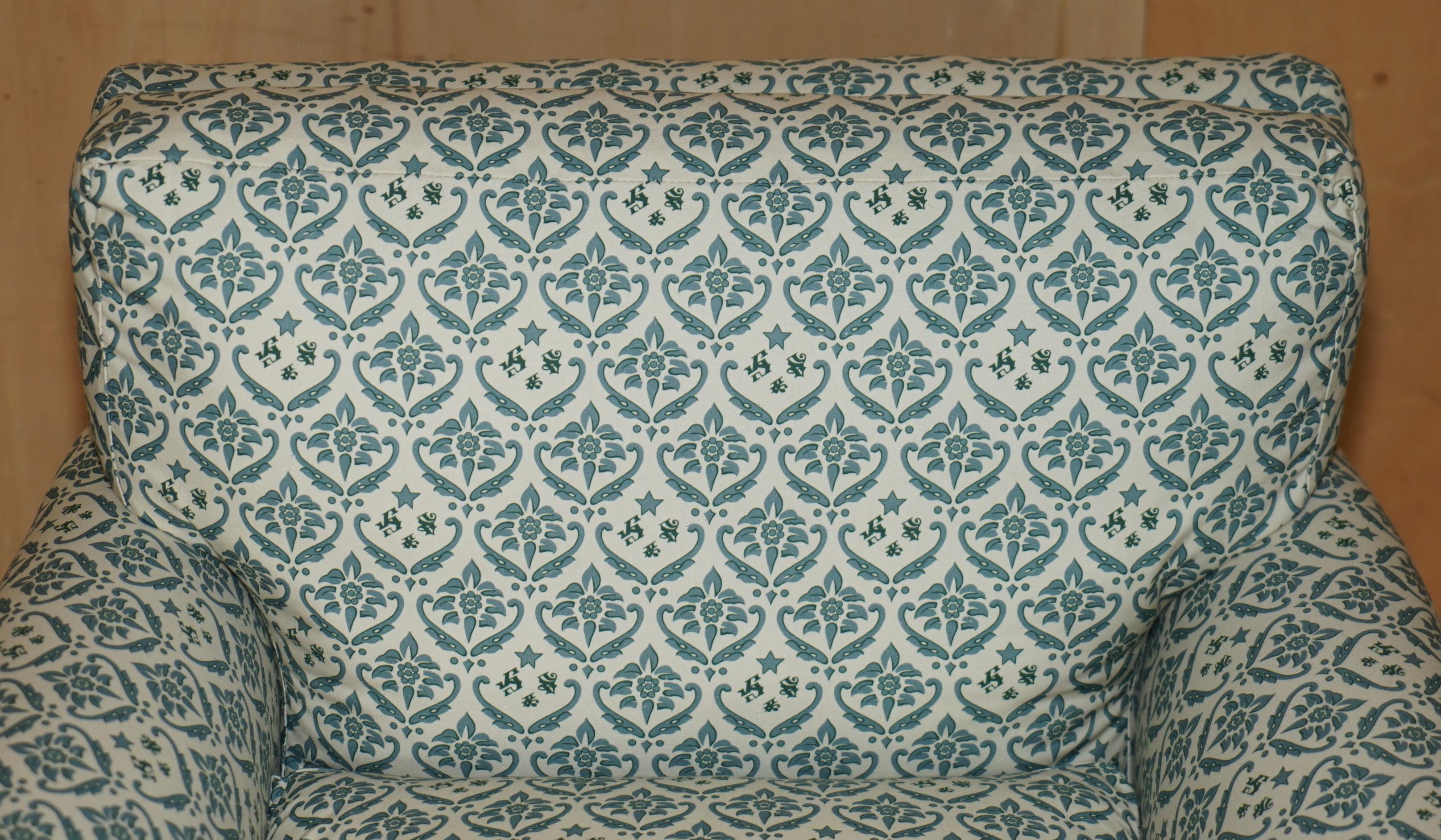 Tappezzeria POLTRONA FACILE ORIGINALE DI Howard and Sons COMPLETAMENTE RESTAURATA IN TESSUTO DI CICCERATO in vendita