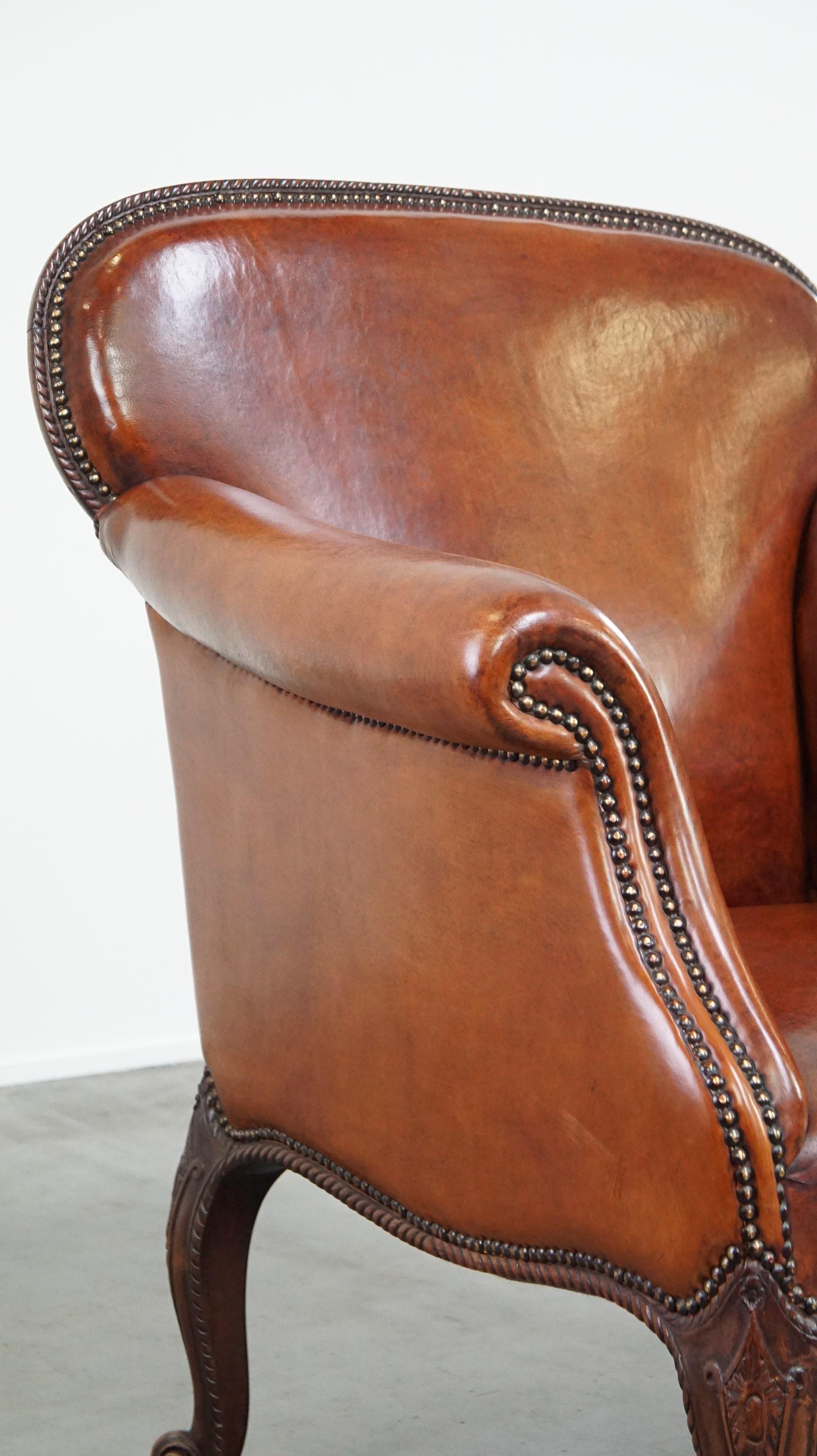 Fauteuil ancien en peau de mouton entièrement restauré en vente 6