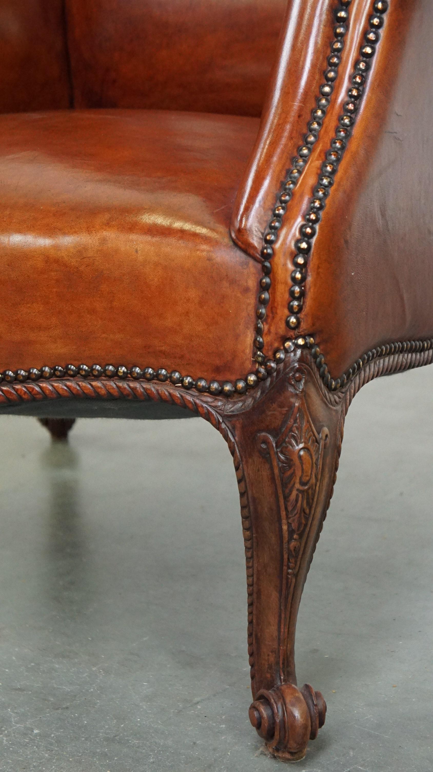 Fauteuil ancien en peau de mouton entièrement restauré en vente 7