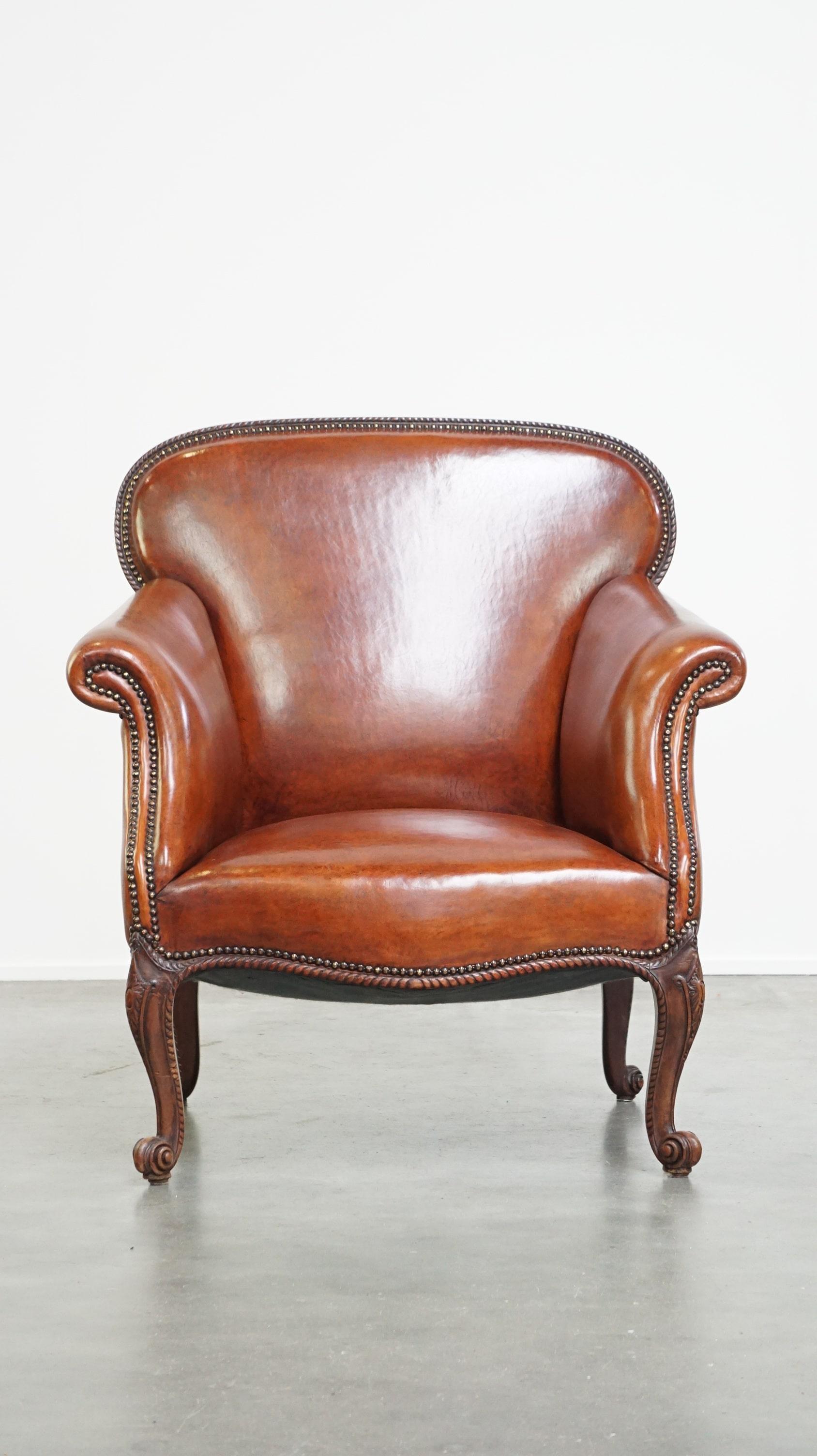 Ce fantastique fauteuil ancien a été entièrement rénové et retapissé avec de la peau de mouton de première qualité. Son aspect est inégalé et il est également incroyablement confortable. Cet objet unique en son genre ne se contente pas d'être