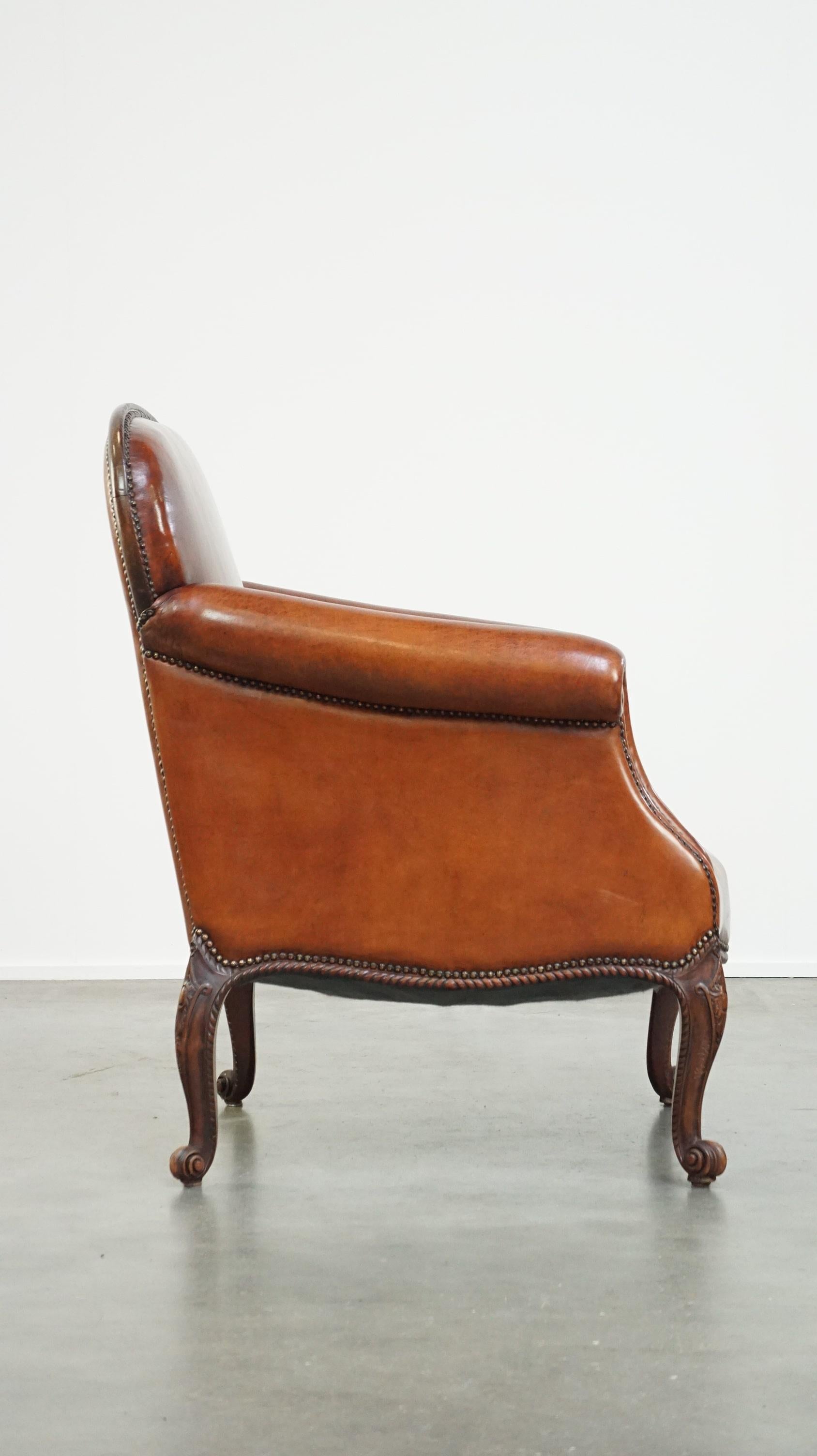 Fait main Fauteuil ancien en peau de mouton entièrement restauré en vente