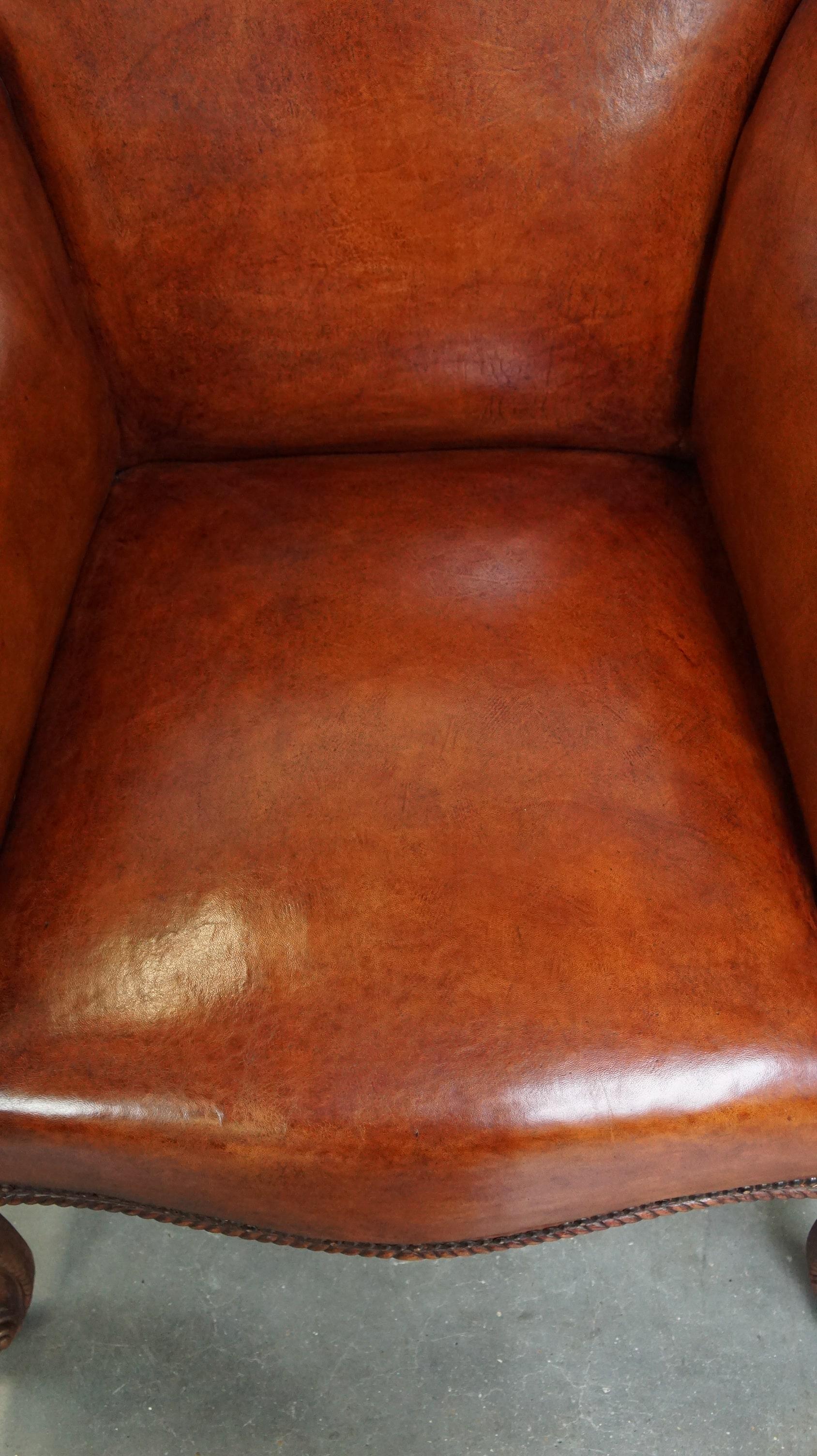 Cuir de mouton Fauteuil ancien en peau de mouton entièrement restauré en vente