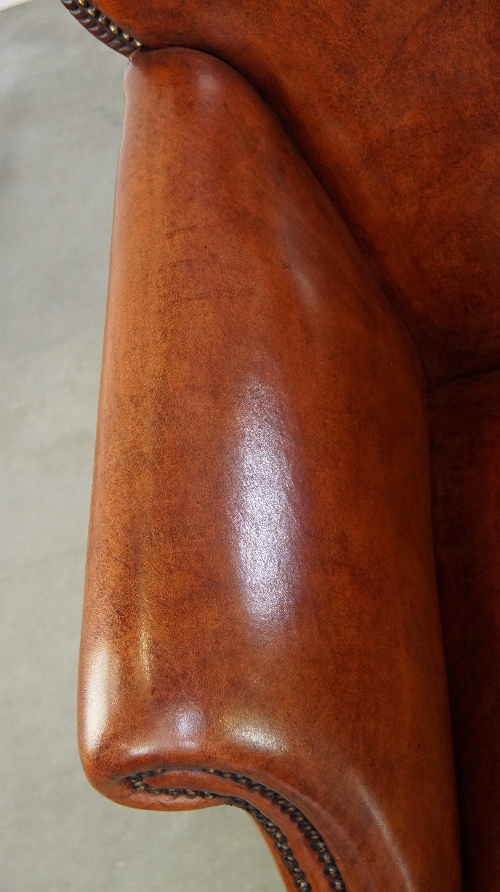 Fauteuil ancien en peau de mouton entièrement restauré en vente 1