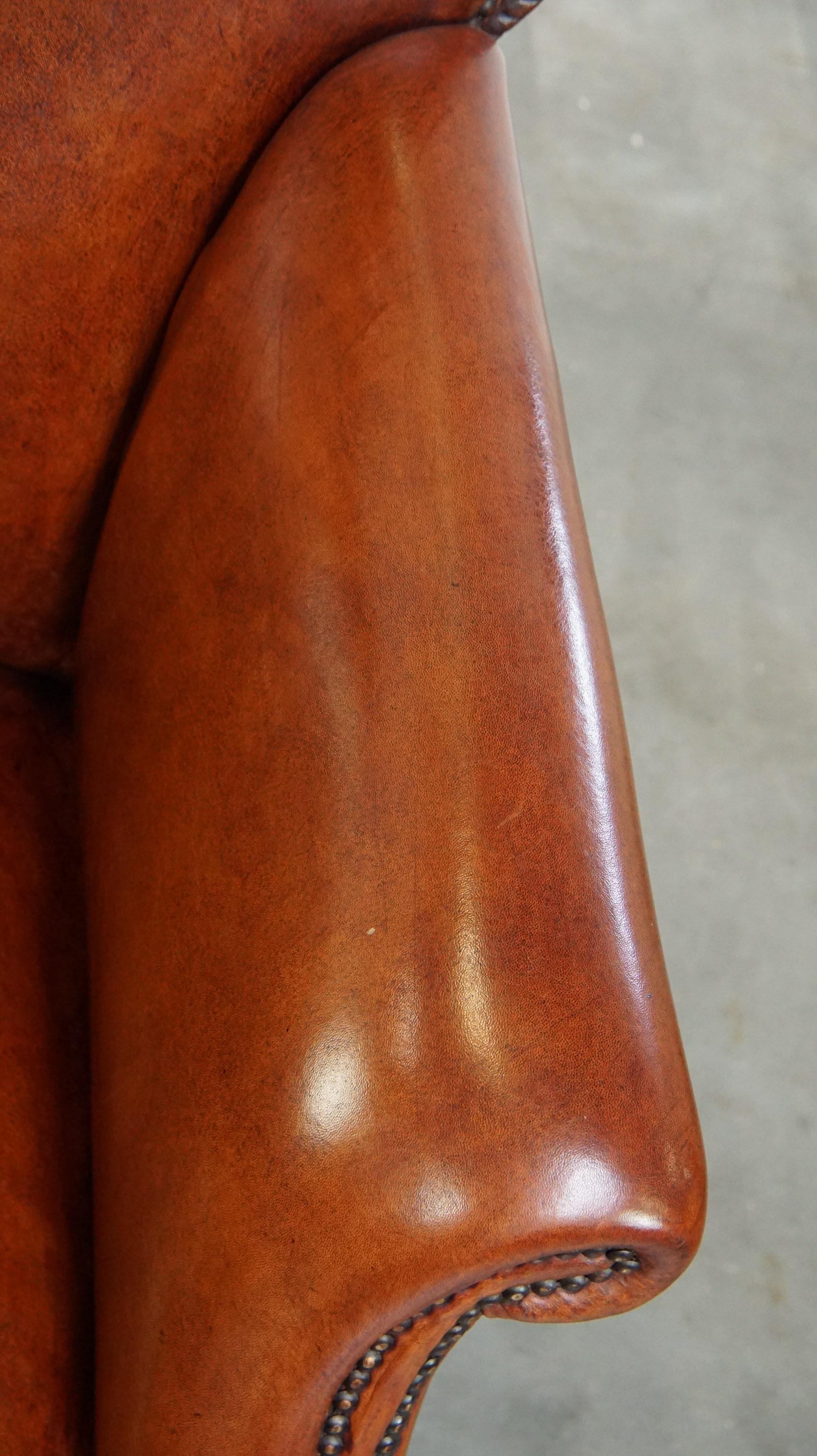 Fauteuil ancien en peau de mouton entièrement restauré en vente 2