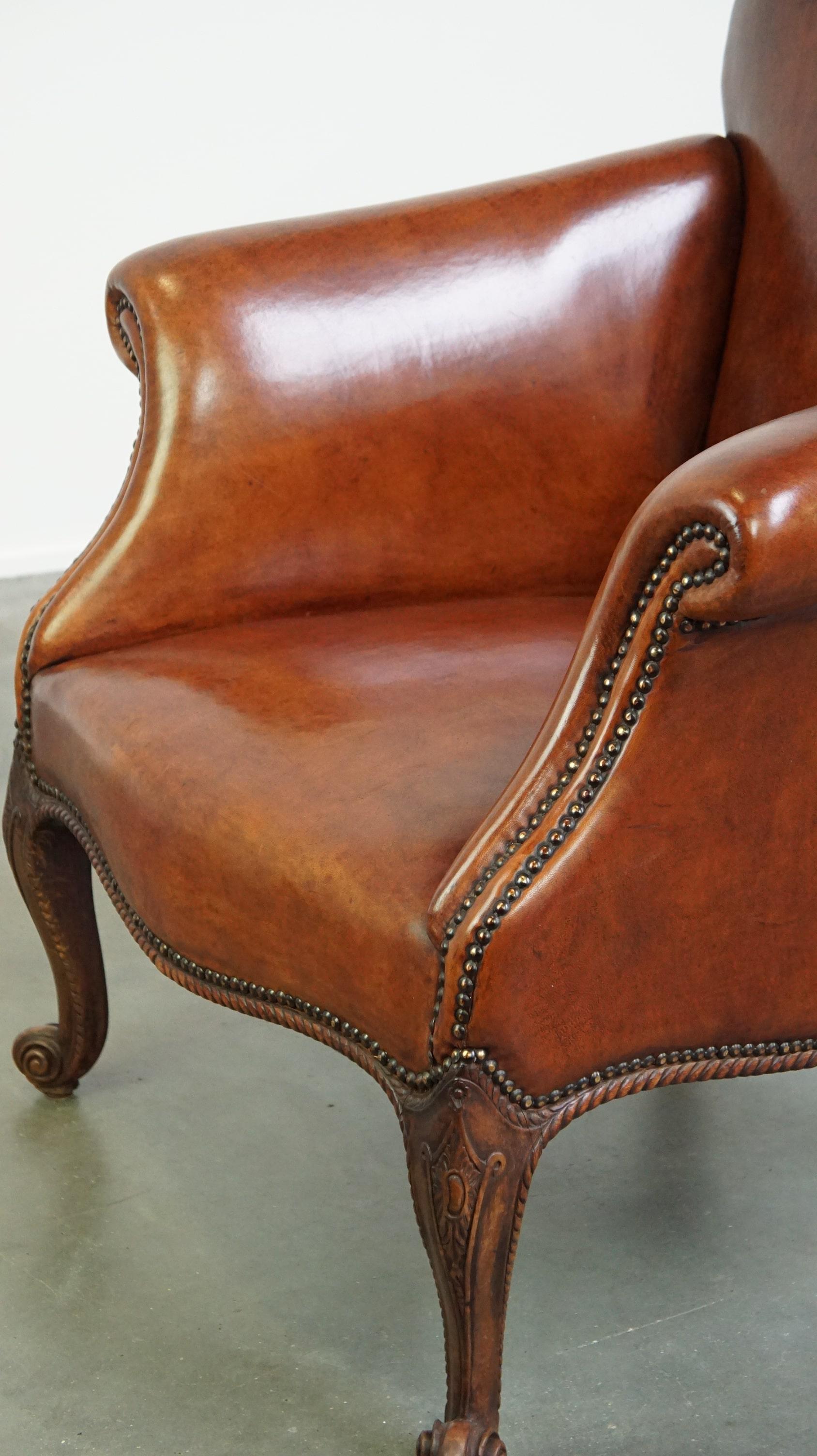 Fauteuil ancien en peau de mouton entièrement restauré en vente 3