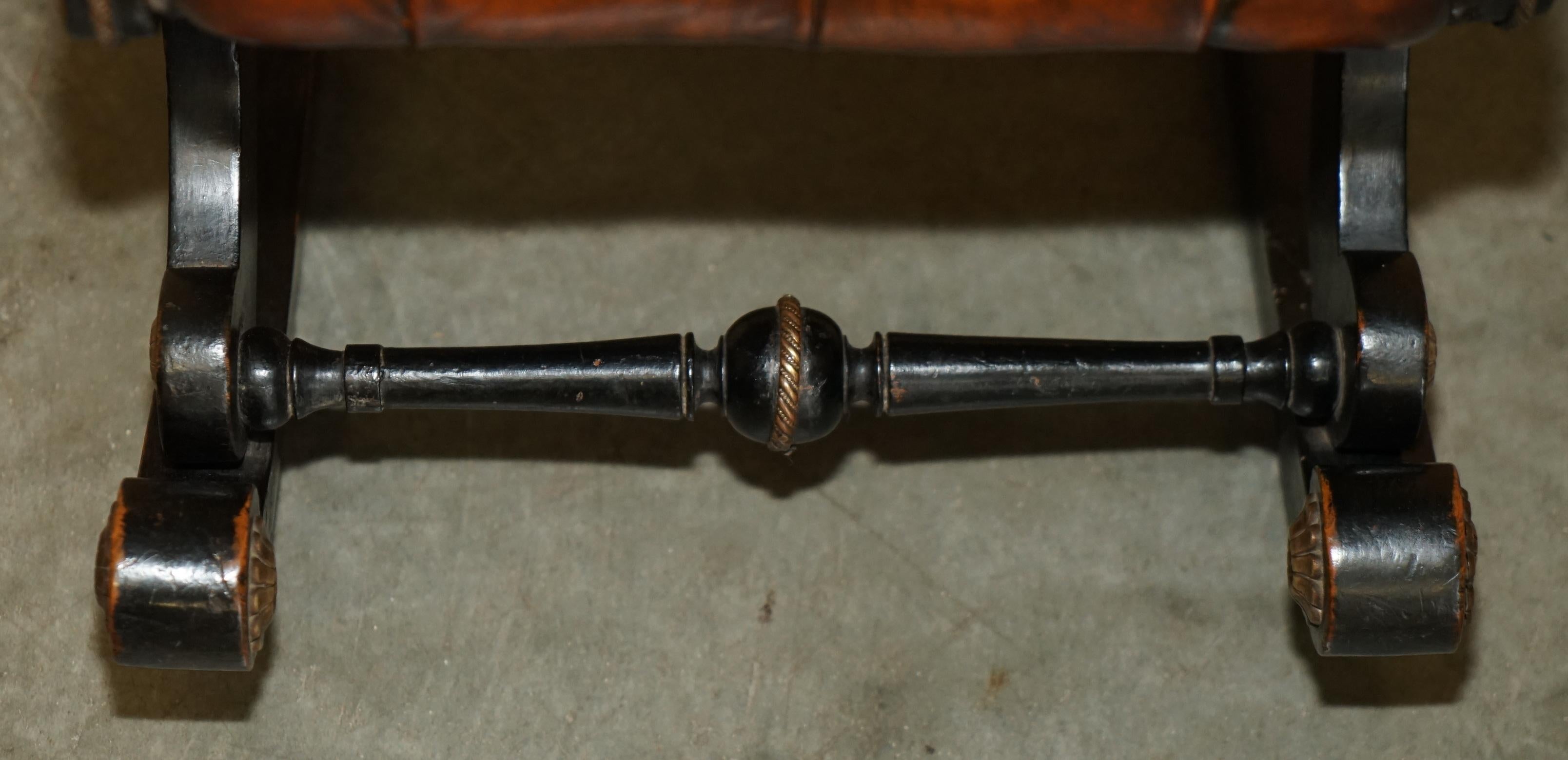 Sedia a dondolo Chesterfield antica del movimento estetico vittoriano, completamente restaurata. in vendita 2