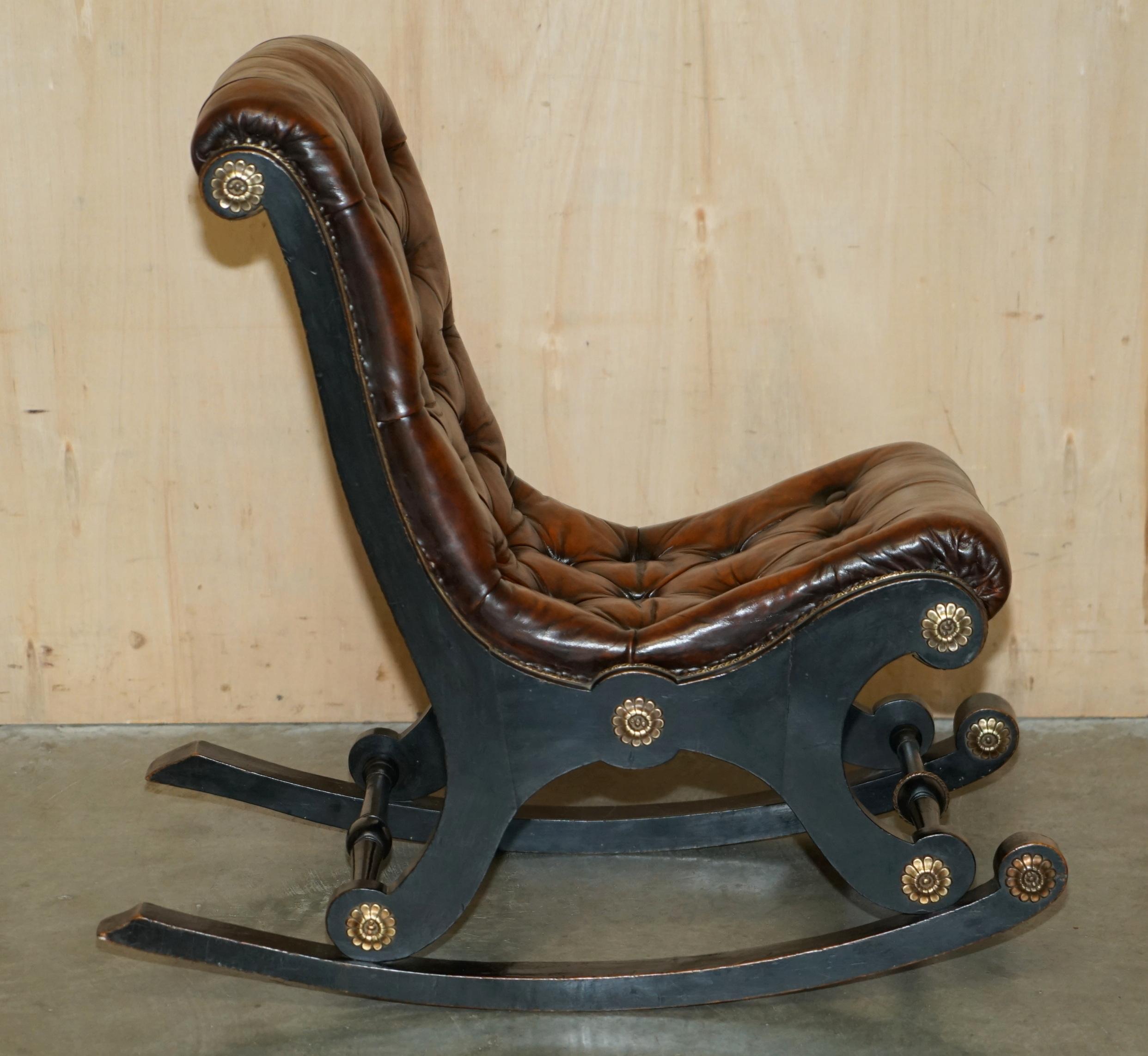 Sedia a dondolo Chesterfield antica del movimento estetico vittoriano, completamente restaurata. in vendita 3