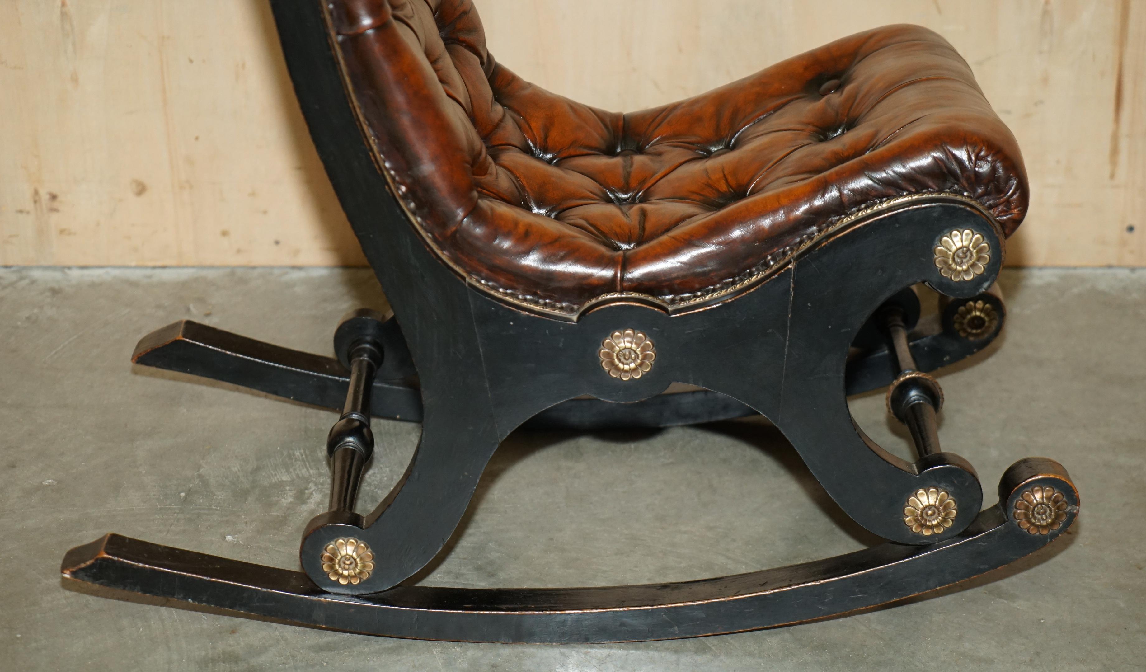 Sedia a dondolo Chesterfield antica del movimento estetico vittoriano, completamente restaurata. in vendita 4