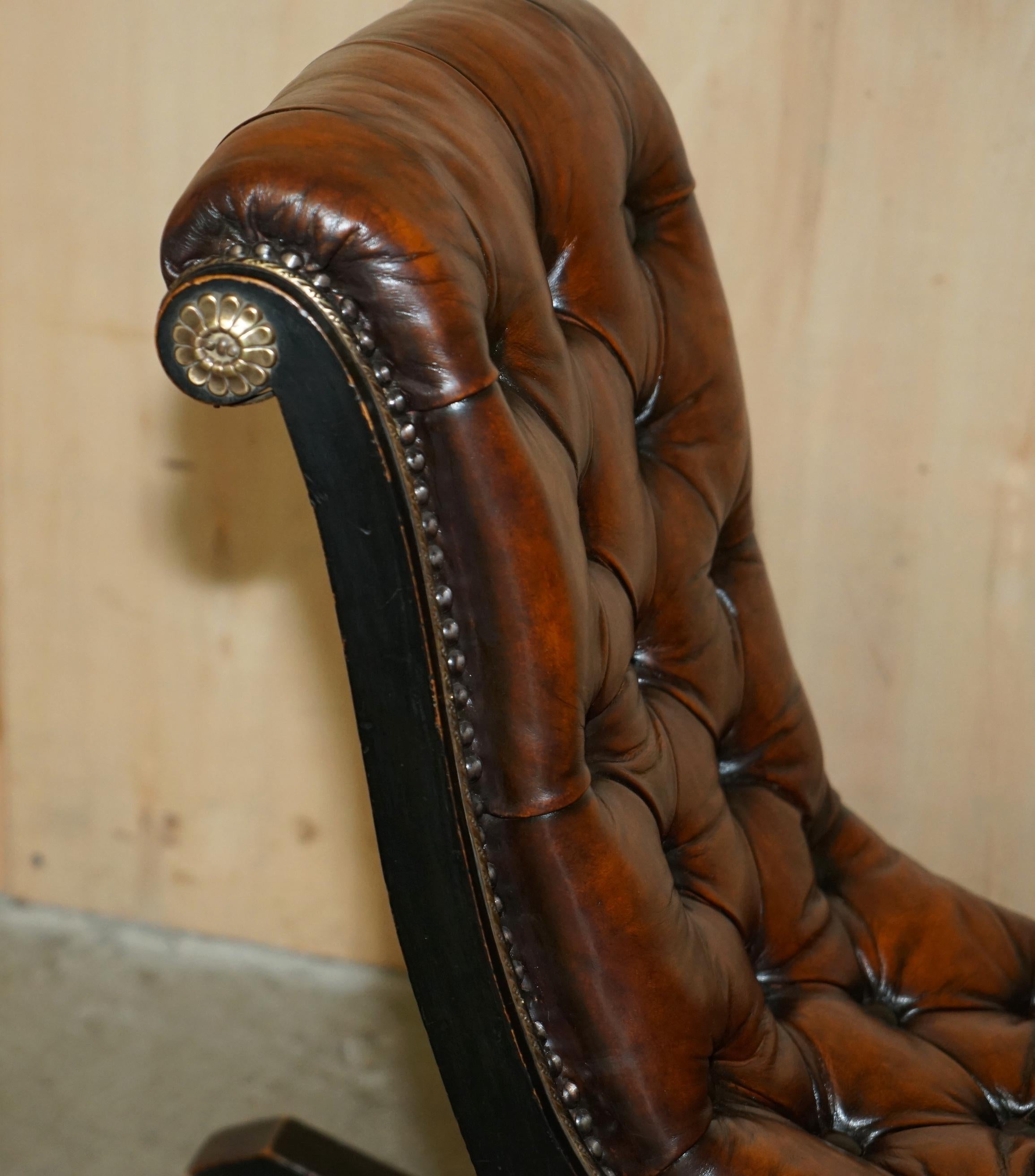 Sedia a dondolo Chesterfield antica del movimento estetico vittoriano, completamente restaurata. in vendita 5