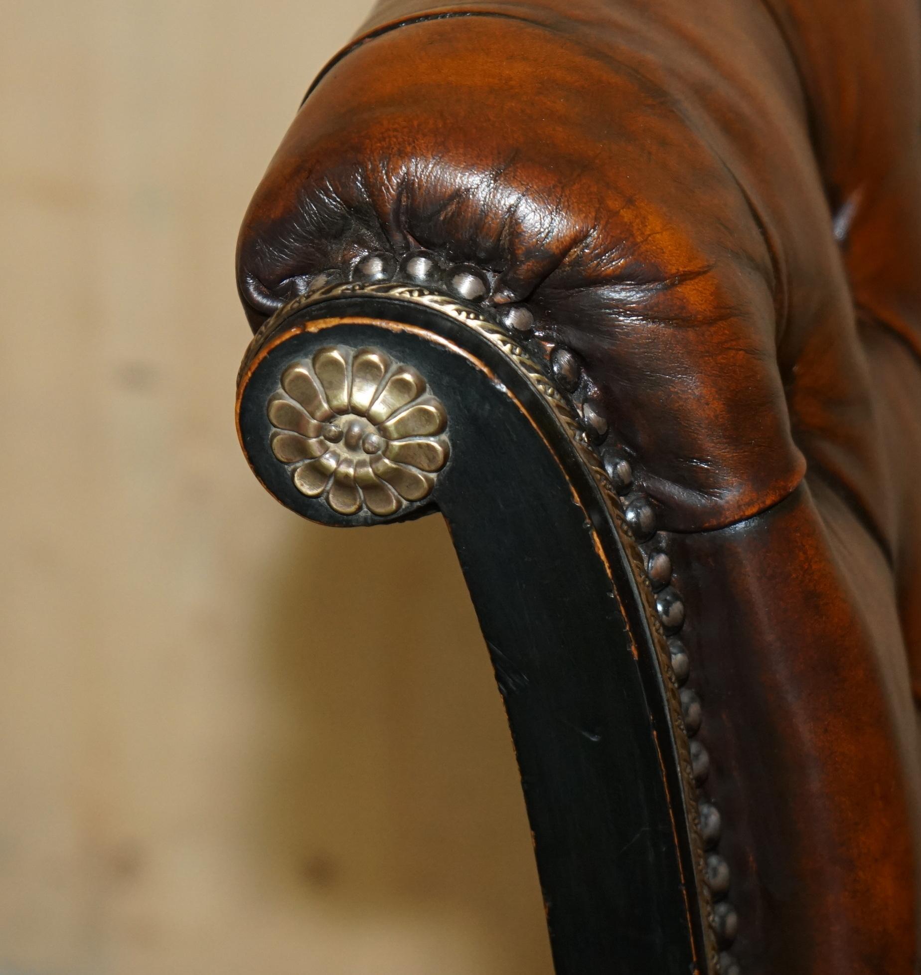 Sedia a dondolo Chesterfield antica del movimento estetico vittoriano, completamente restaurata. in vendita 6
