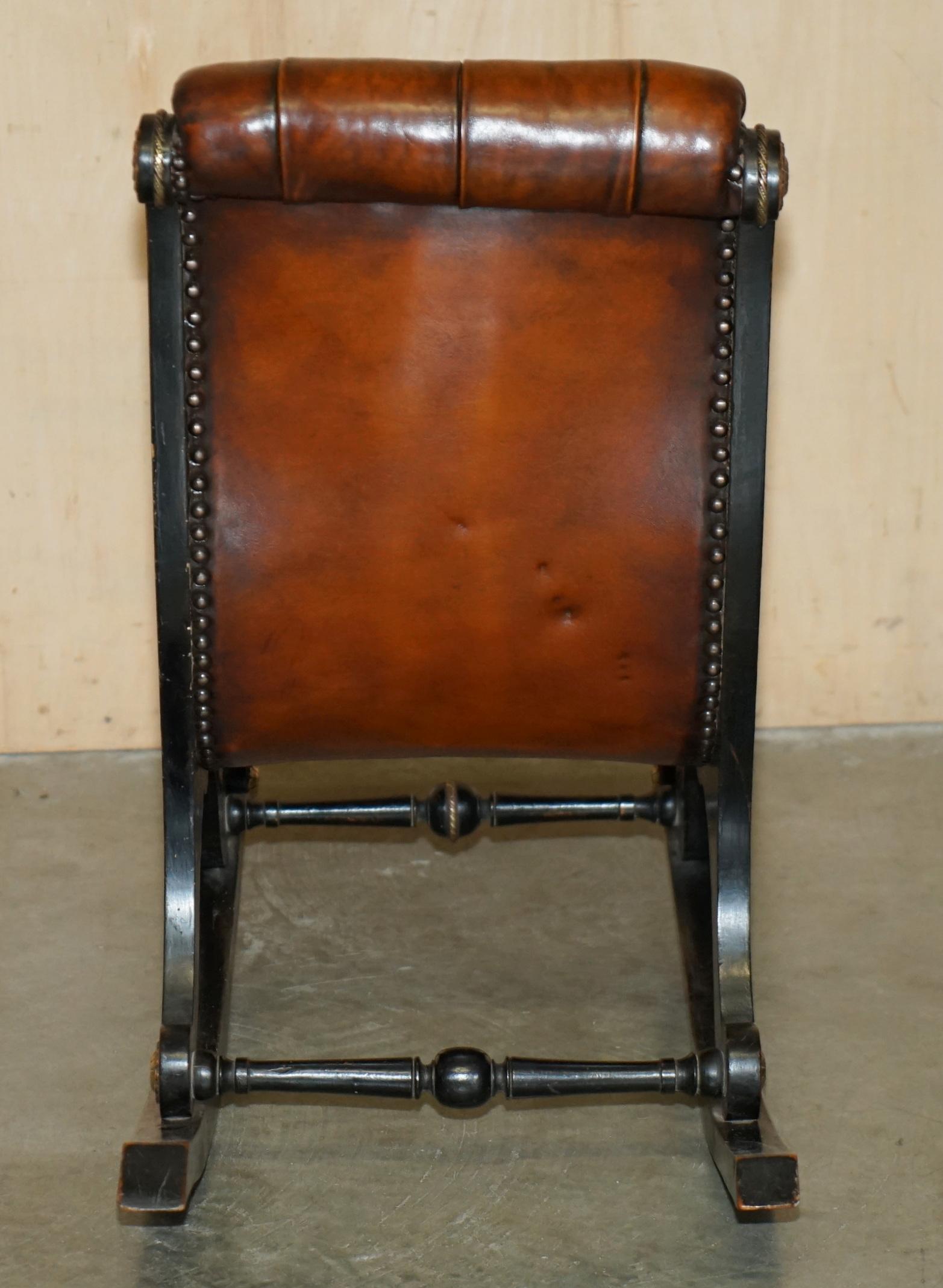 Sedia a dondolo Chesterfield antica del movimento estetico vittoriano, completamente restaurata. in vendita 7