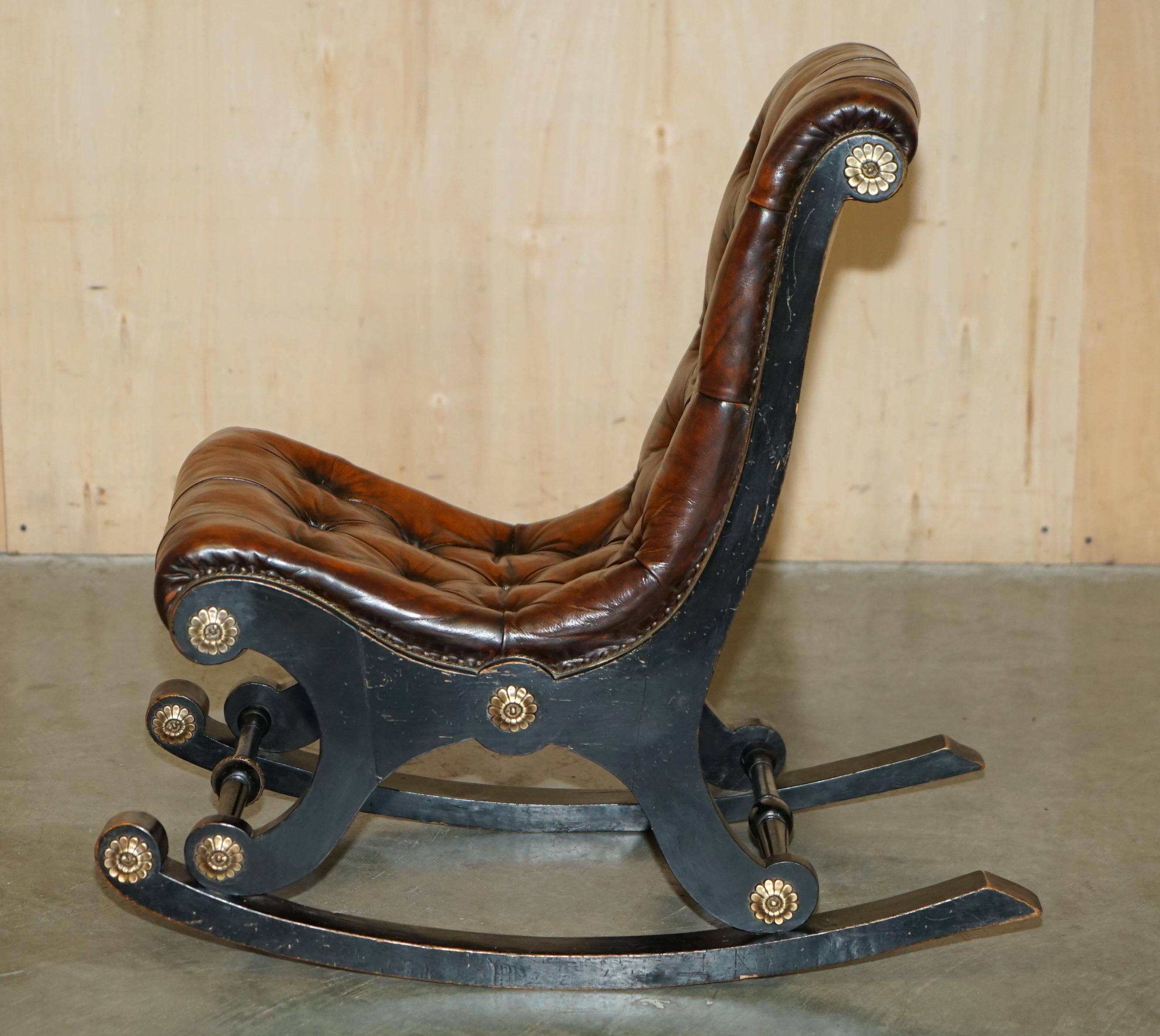 Sedia a dondolo Chesterfield antica del movimento estetico vittoriano, completamente restaurata. in vendita 8