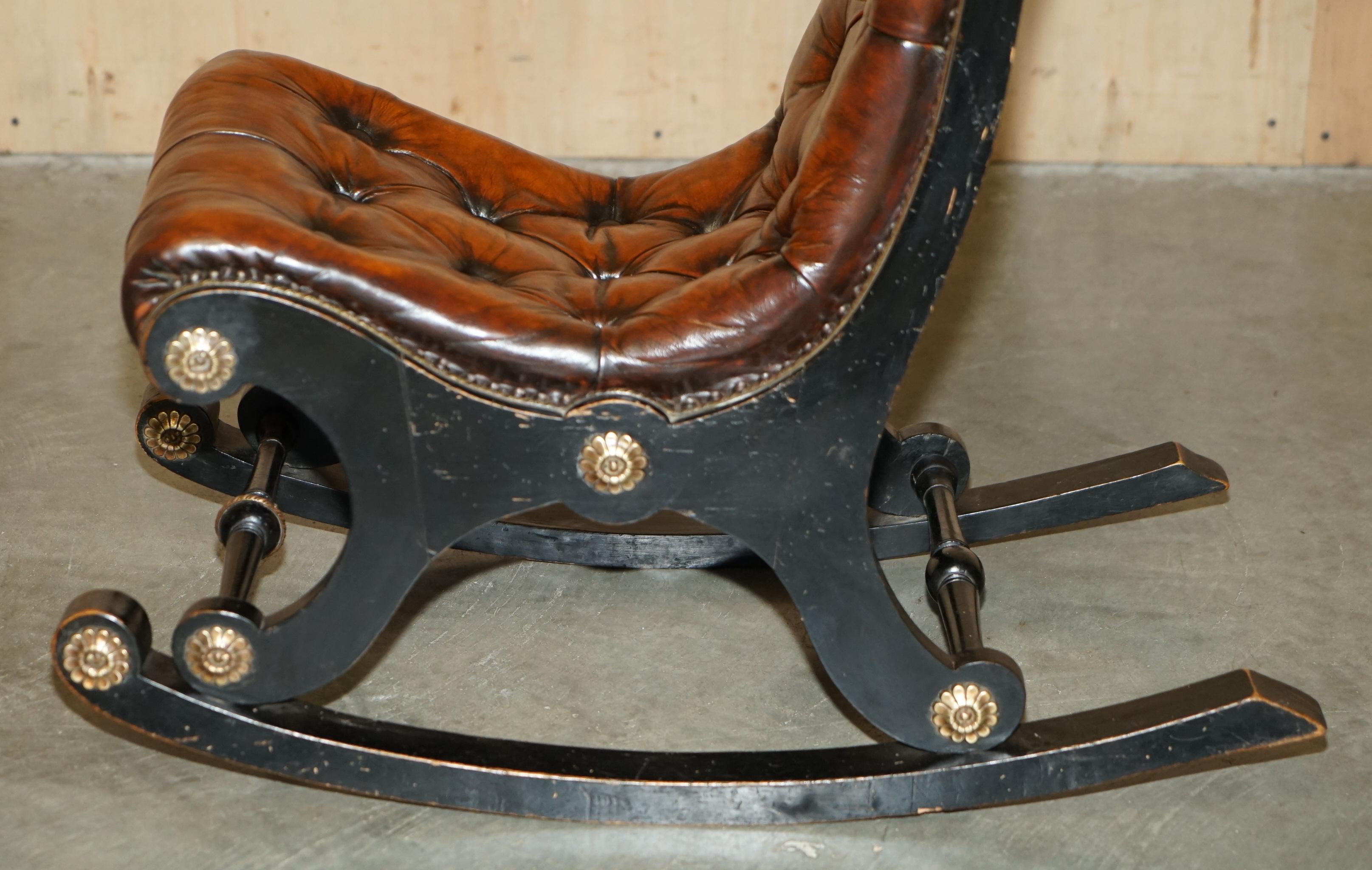 Sedia a dondolo Chesterfield antica del movimento estetico vittoriano, completamente restaurata. in vendita 9
