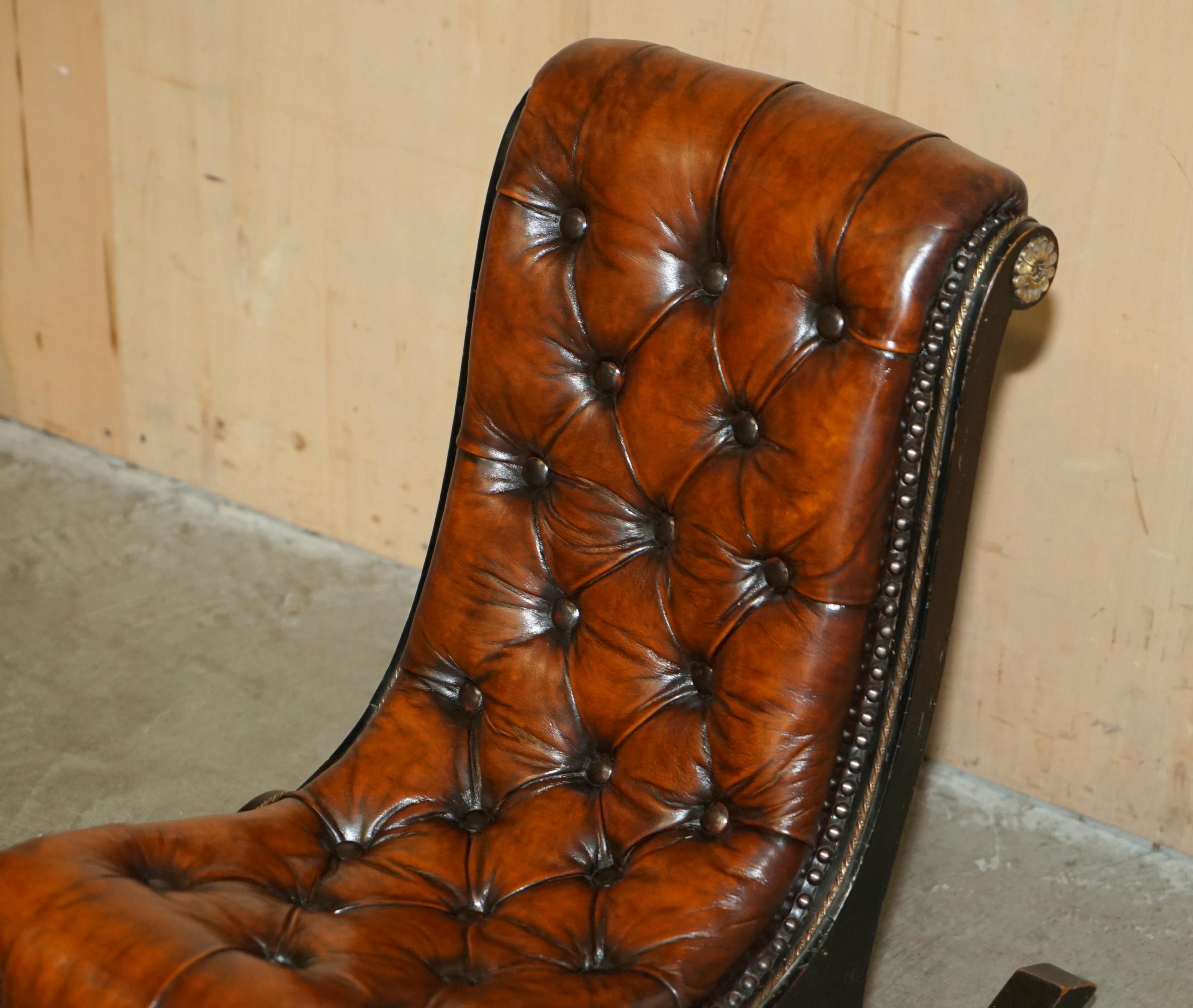 Estetismo Sedia a dondolo Chesterfield antica del movimento estetico vittoriano, completamente restaurata. in vendita