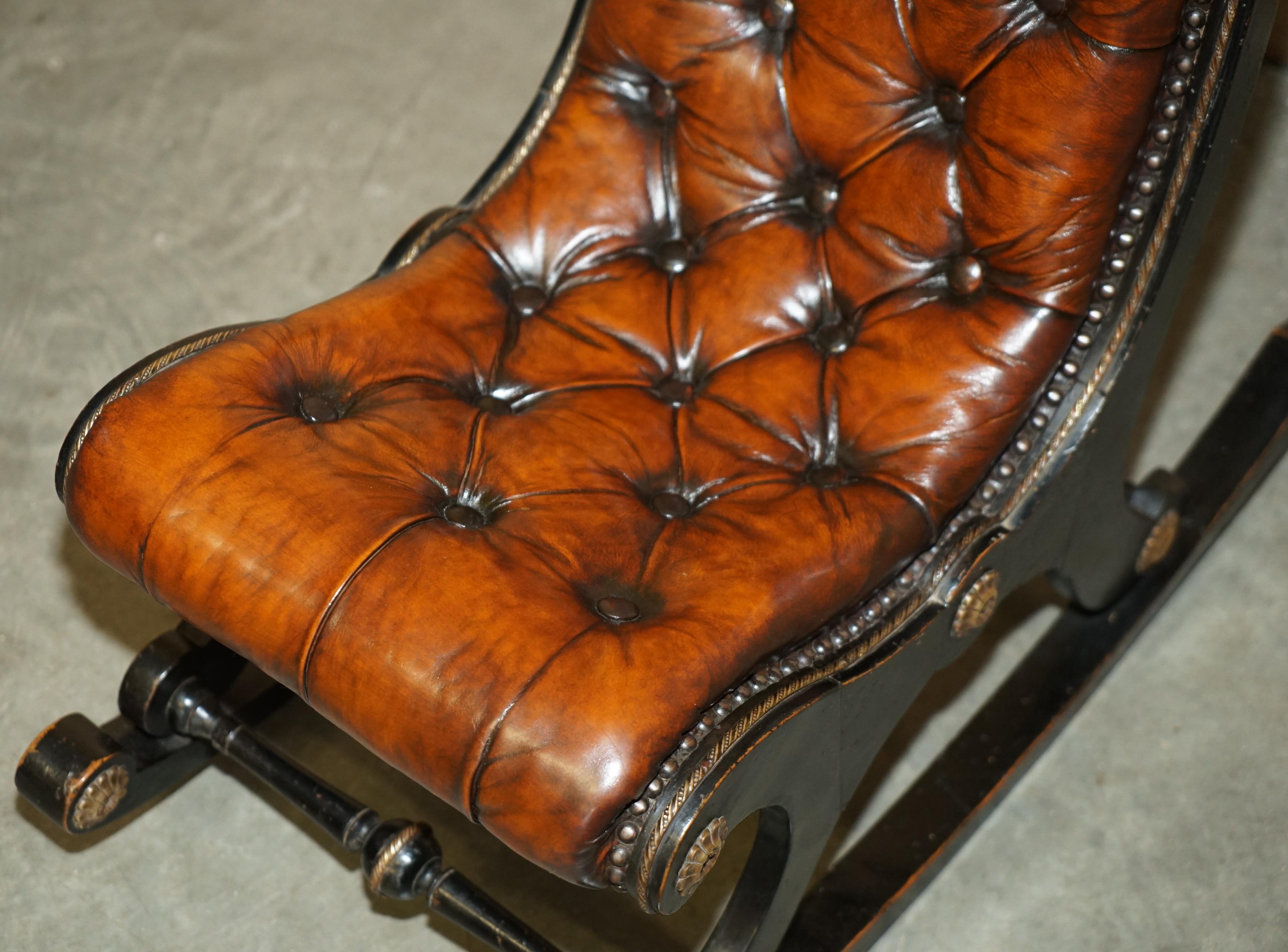 Inglese Sedia a dondolo Chesterfield antica del movimento estetico vittoriano, completamente restaurata. in vendita