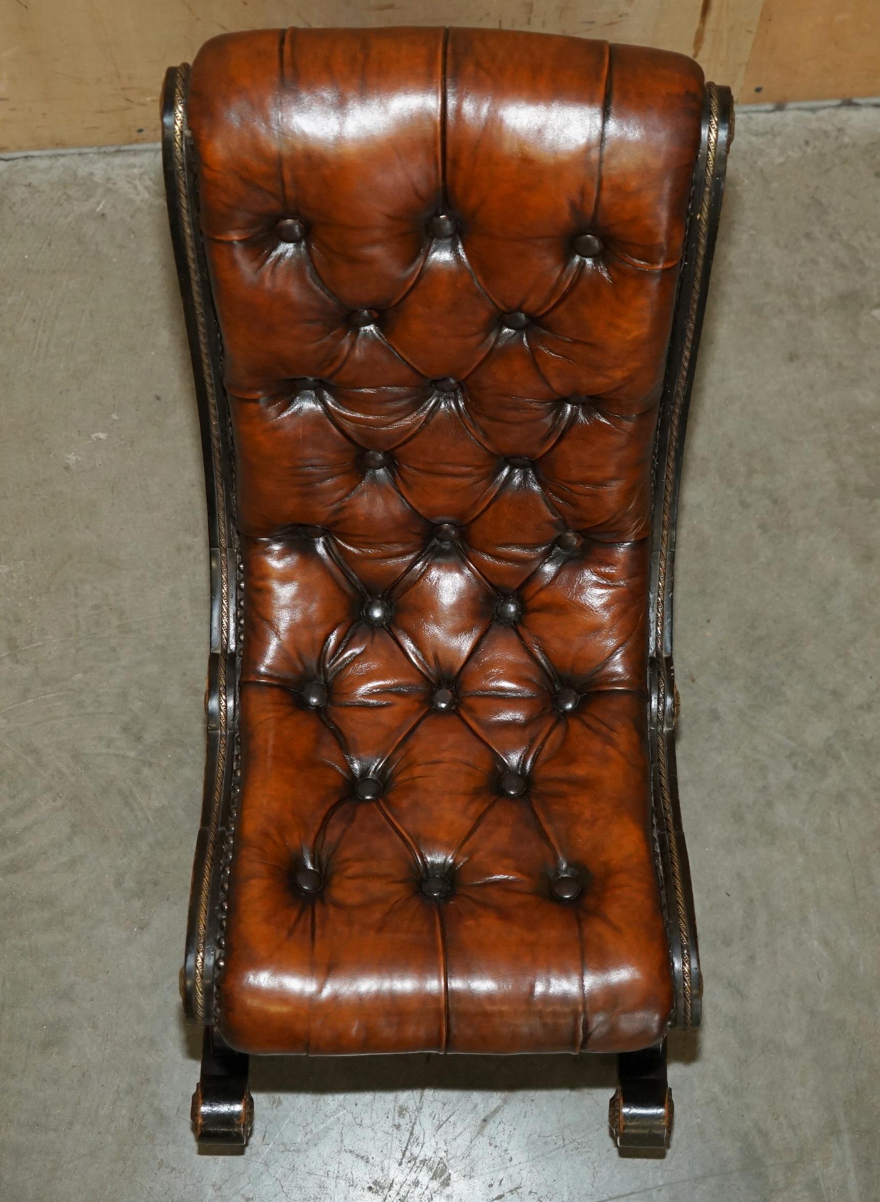 Fatto a mano Sedia a dondolo Chesterfield antica del movimento estetico vittoriano, completamente restaurata. in vendita