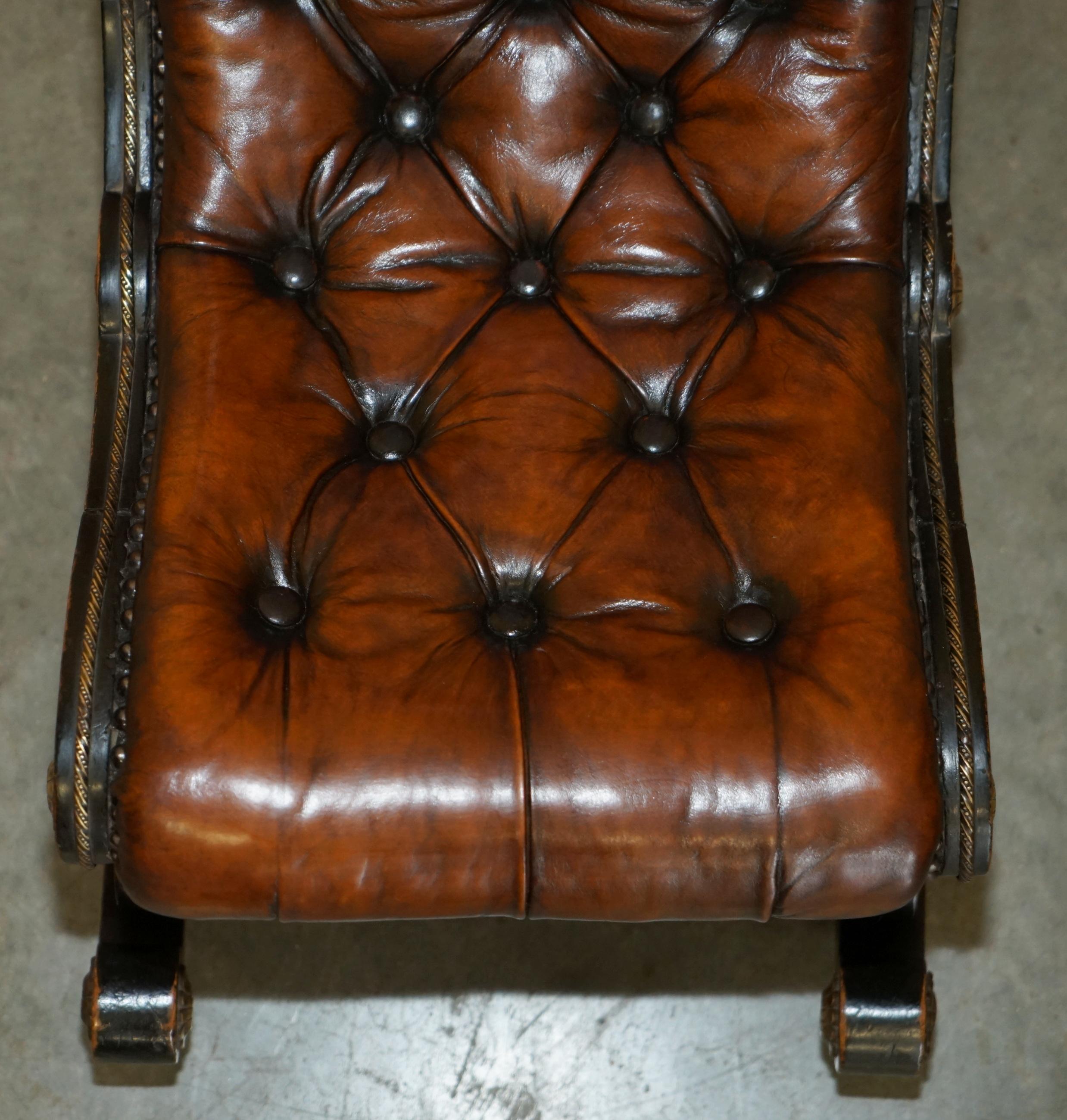 Sedia a dondolo Chesterfield antica del movimento estetico vittoriano, completamente restaurata. In condizioni buone in vendita a West Sussex, Pulborough