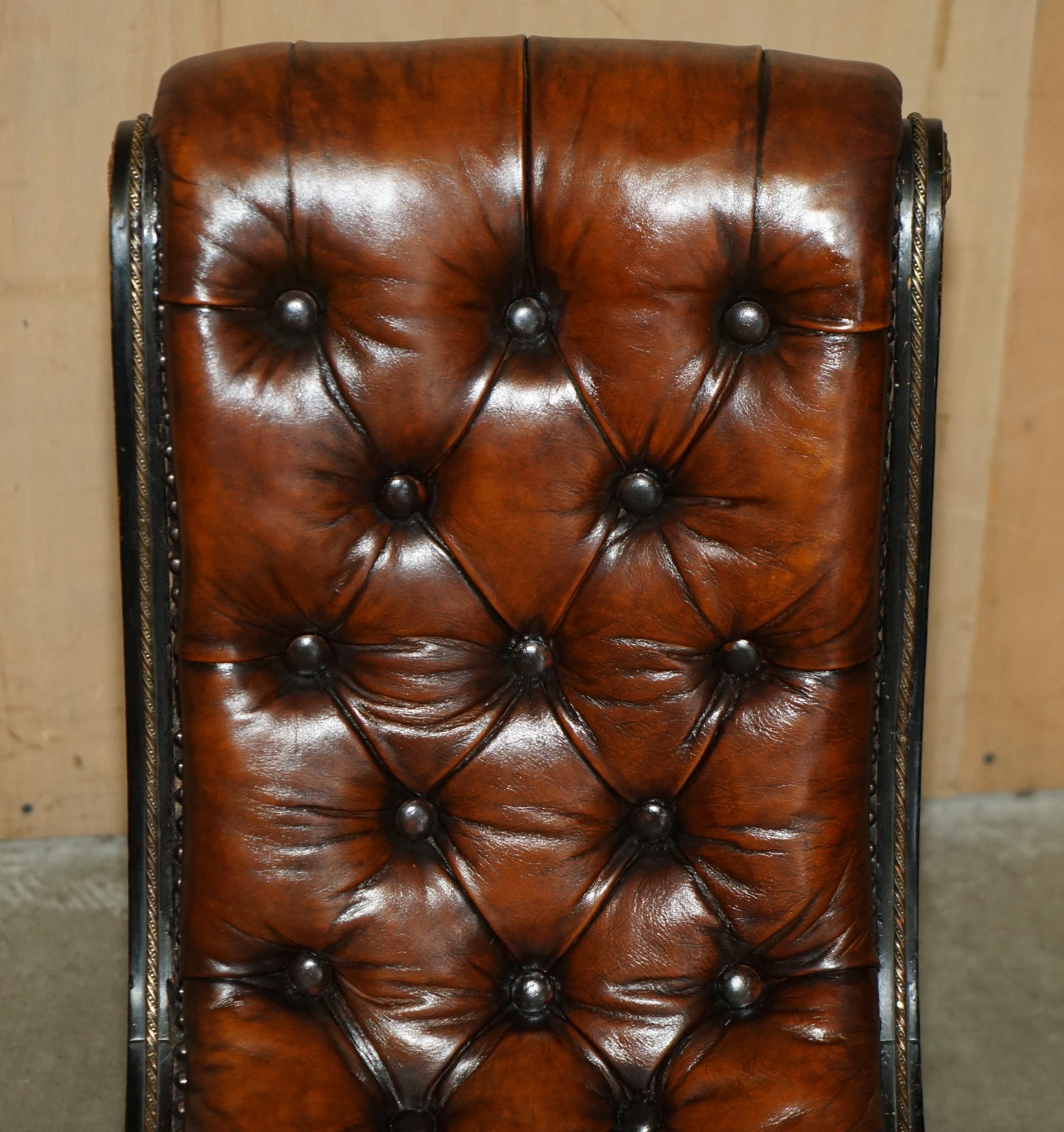 XIX secolo Sedia a dondolo Chesterfield antica del movimento estetico vittoriano, completamente restaurata. in vendita