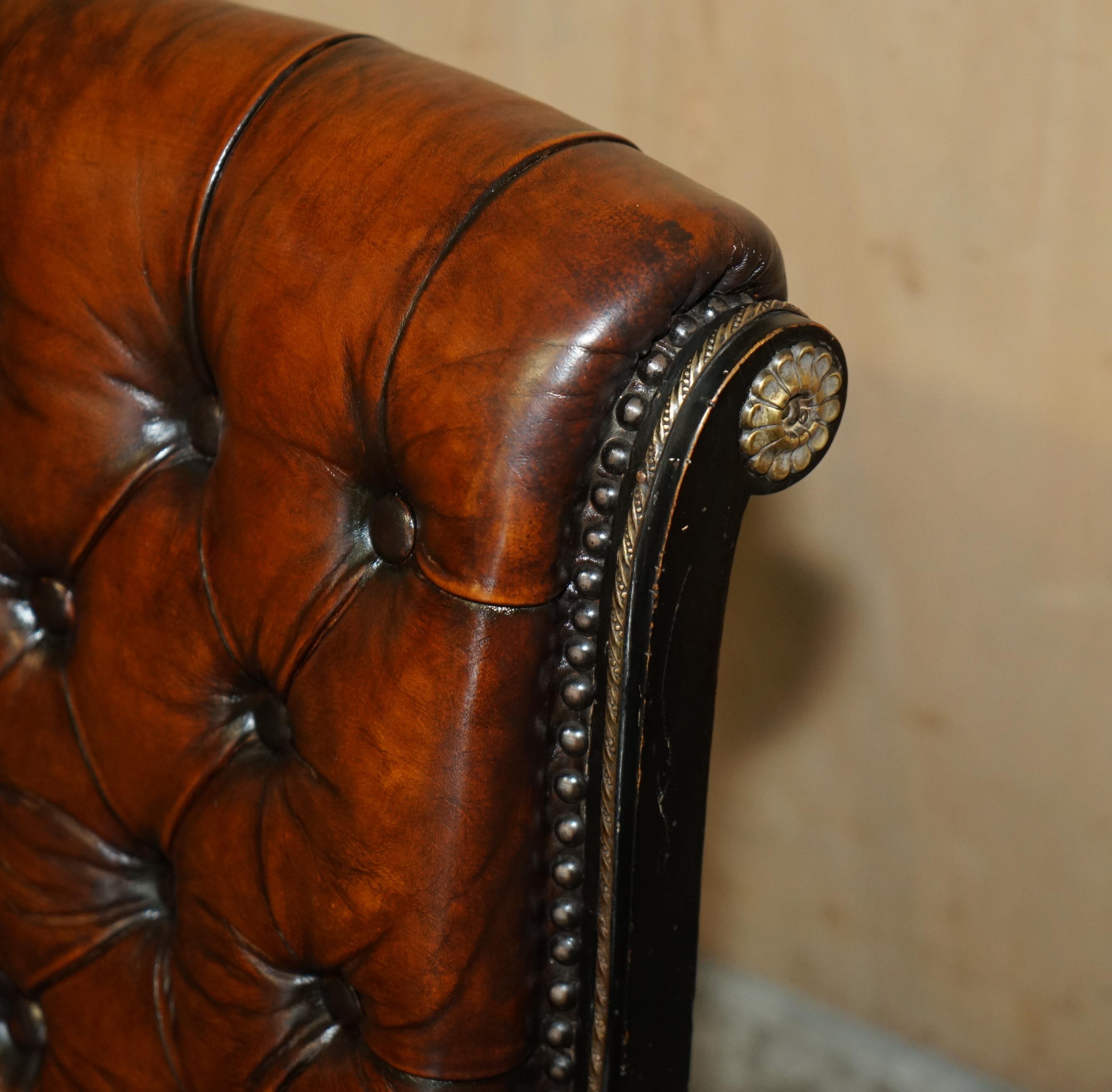 Pelle Sedia a dondolo Chesterfield antica del movimento estetico vittoriano, completamente restaurata. in vendita