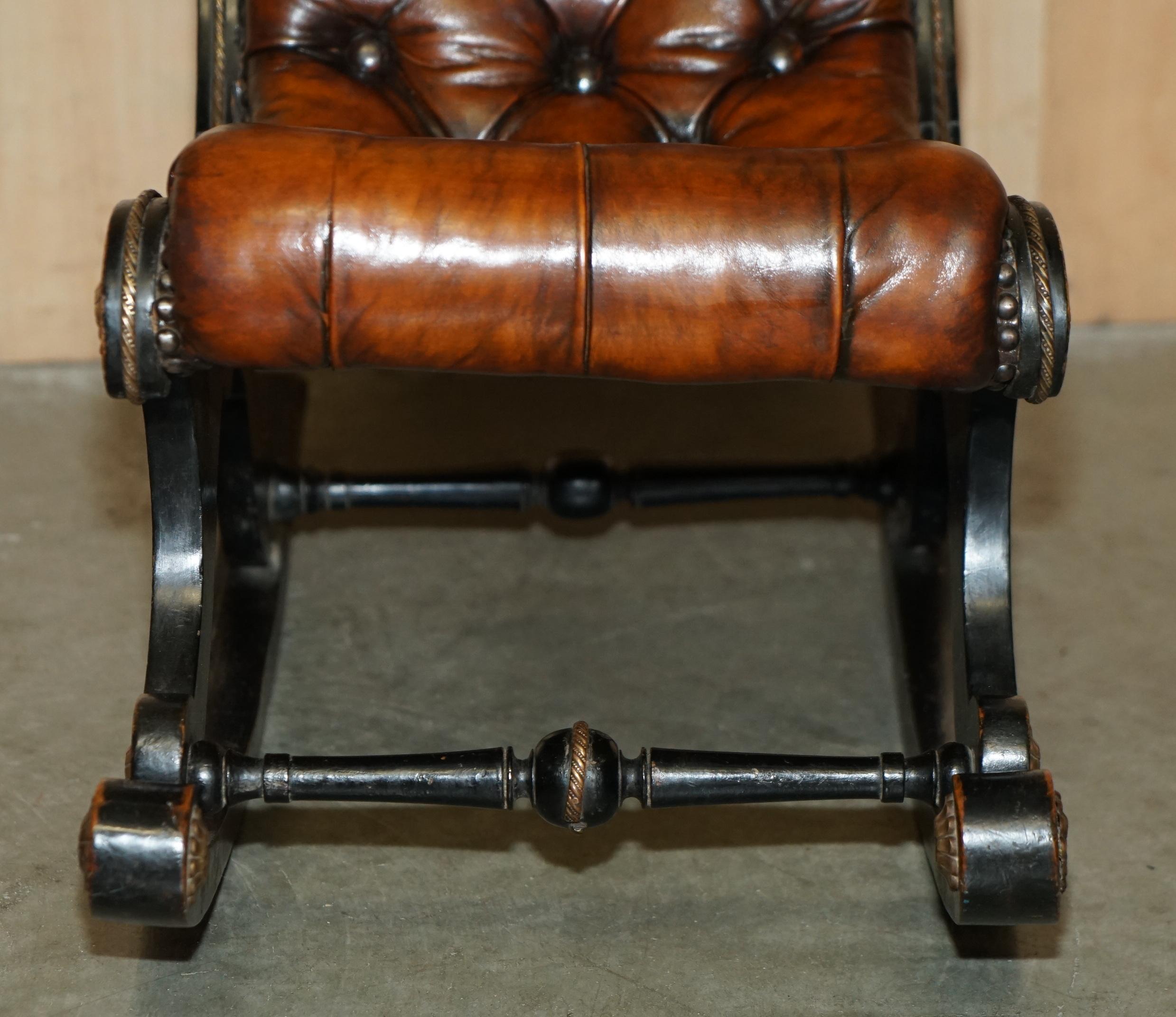 Sedia a dondolo Chesterfield antica del movimento estetico vittoriano, completamente restaurata. in vendita 1