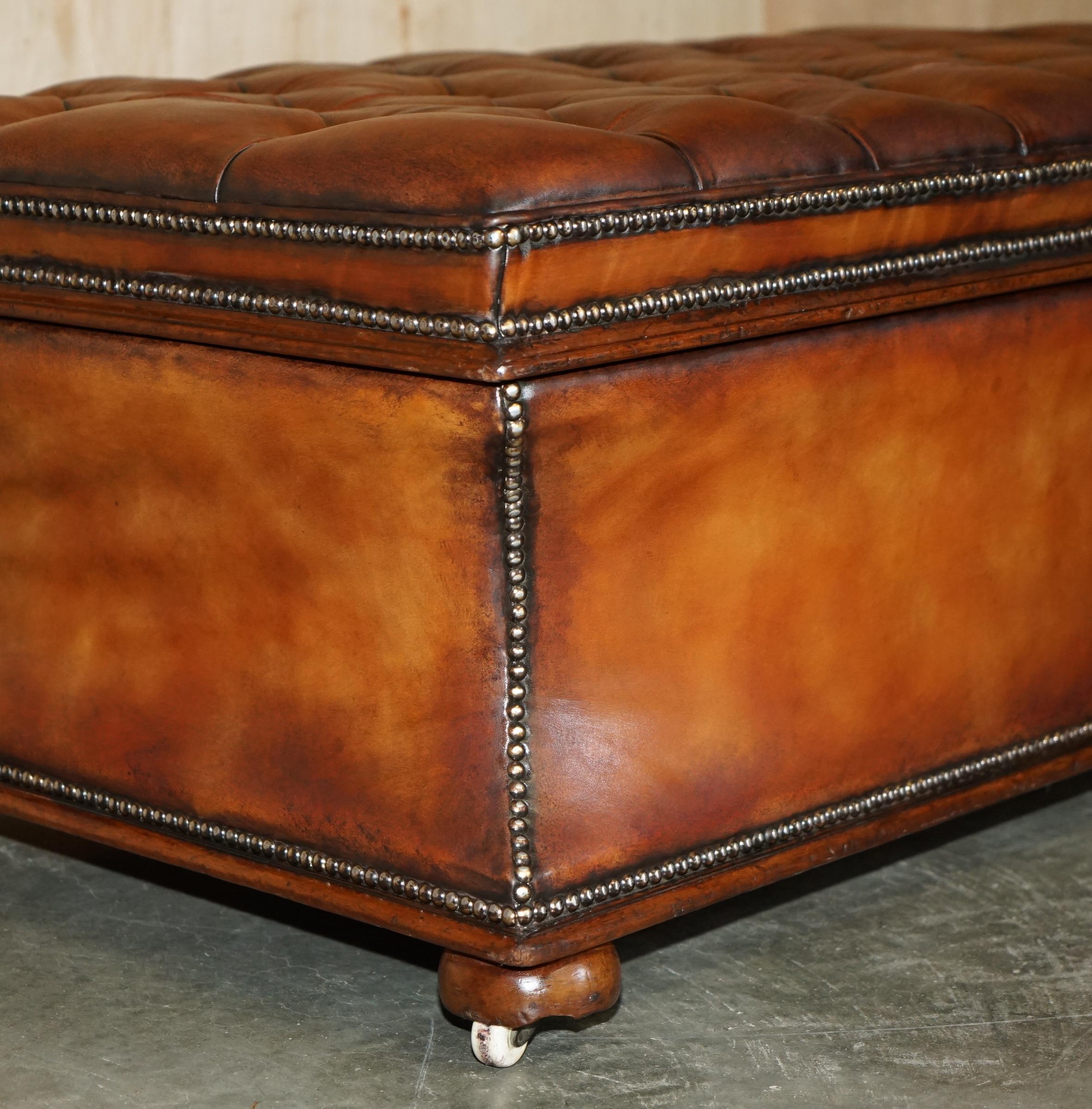 tabouret d'ottomane en cuir de chesterfield marron entièrement restauré en vente 2