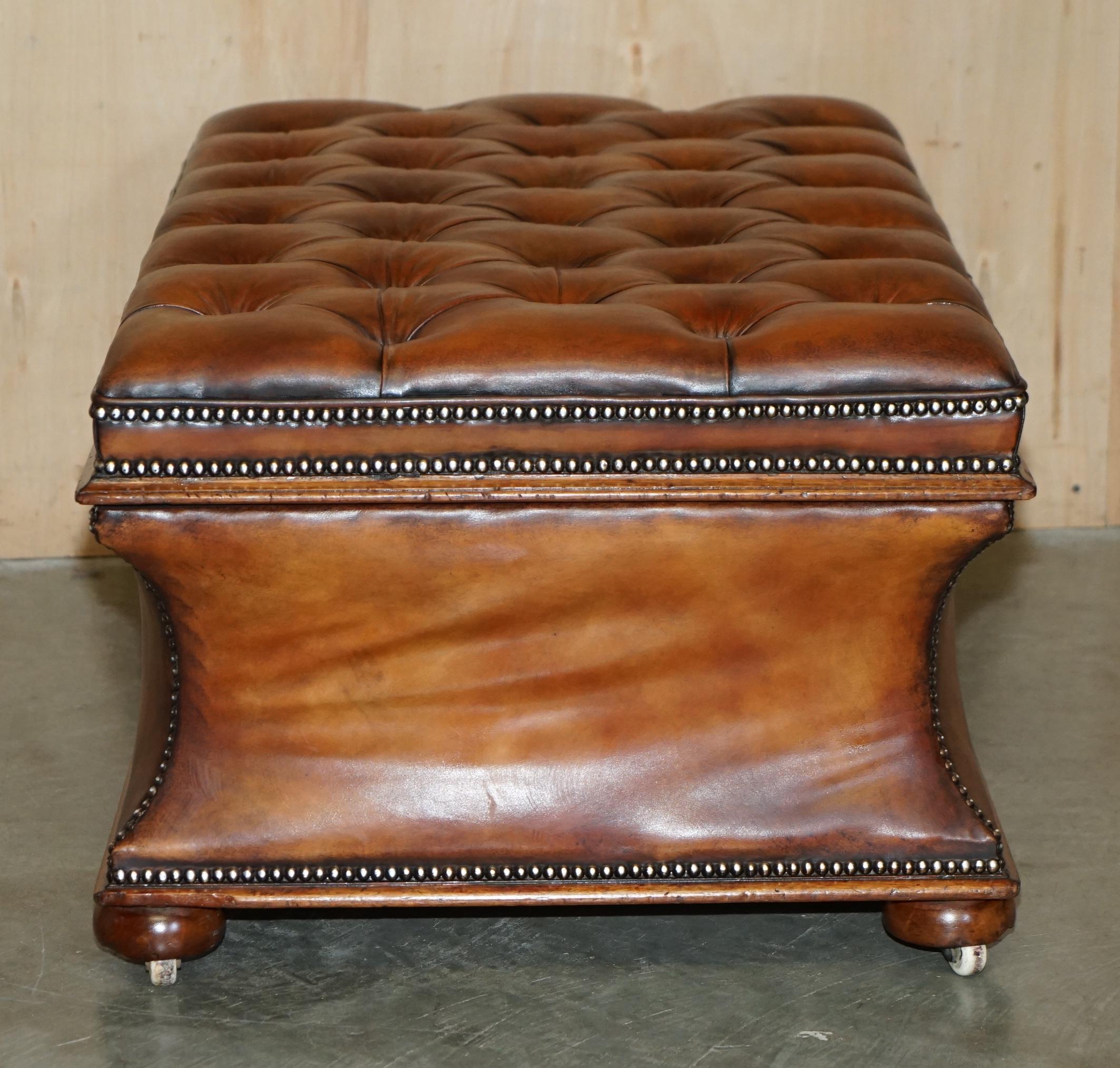 tabouret d'ottomane en cuir de chesterfield marron entièrement restauré en vente 3