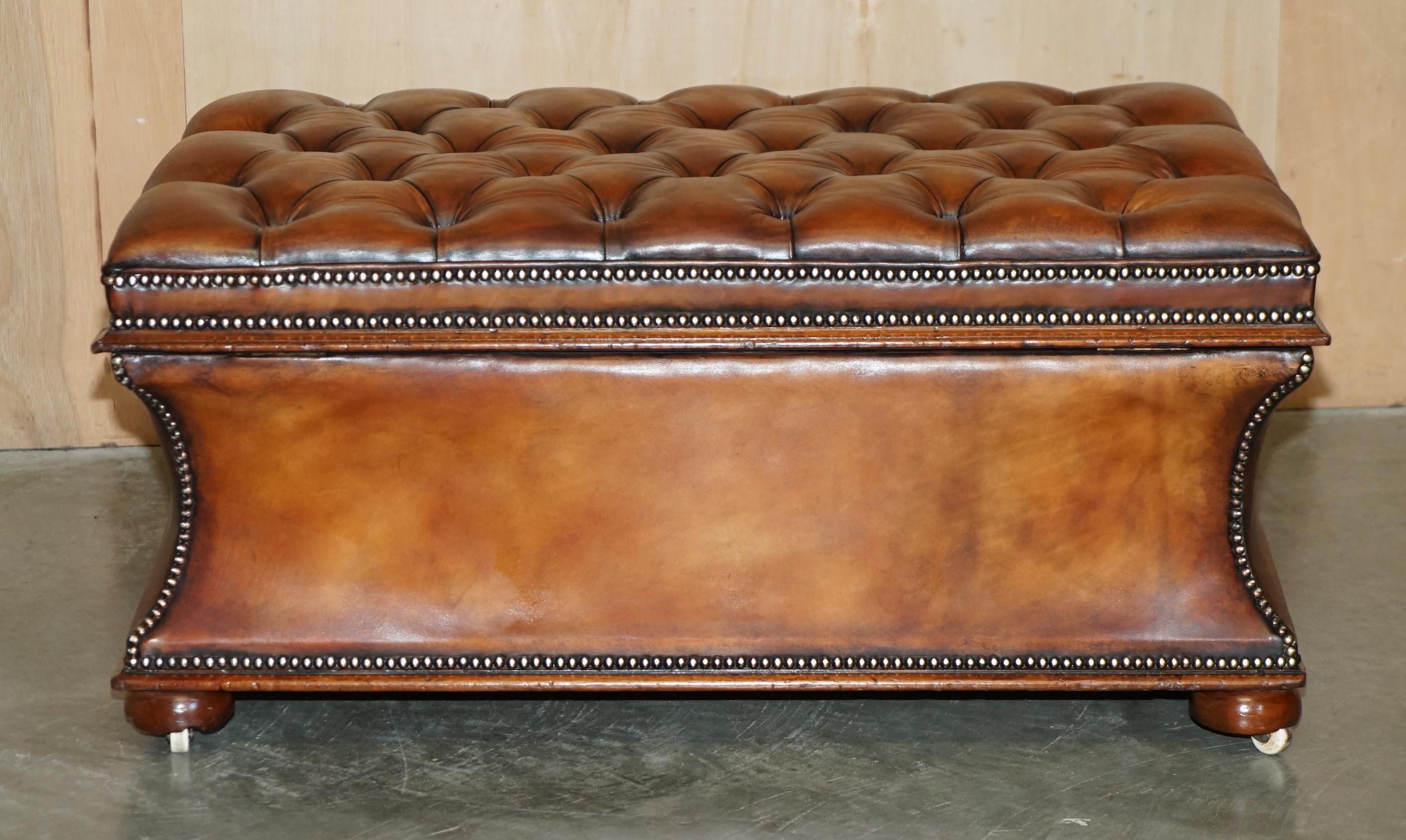 tabouret d'ottomane en cuir de chesterfield marron entièrement restauré en vente 4