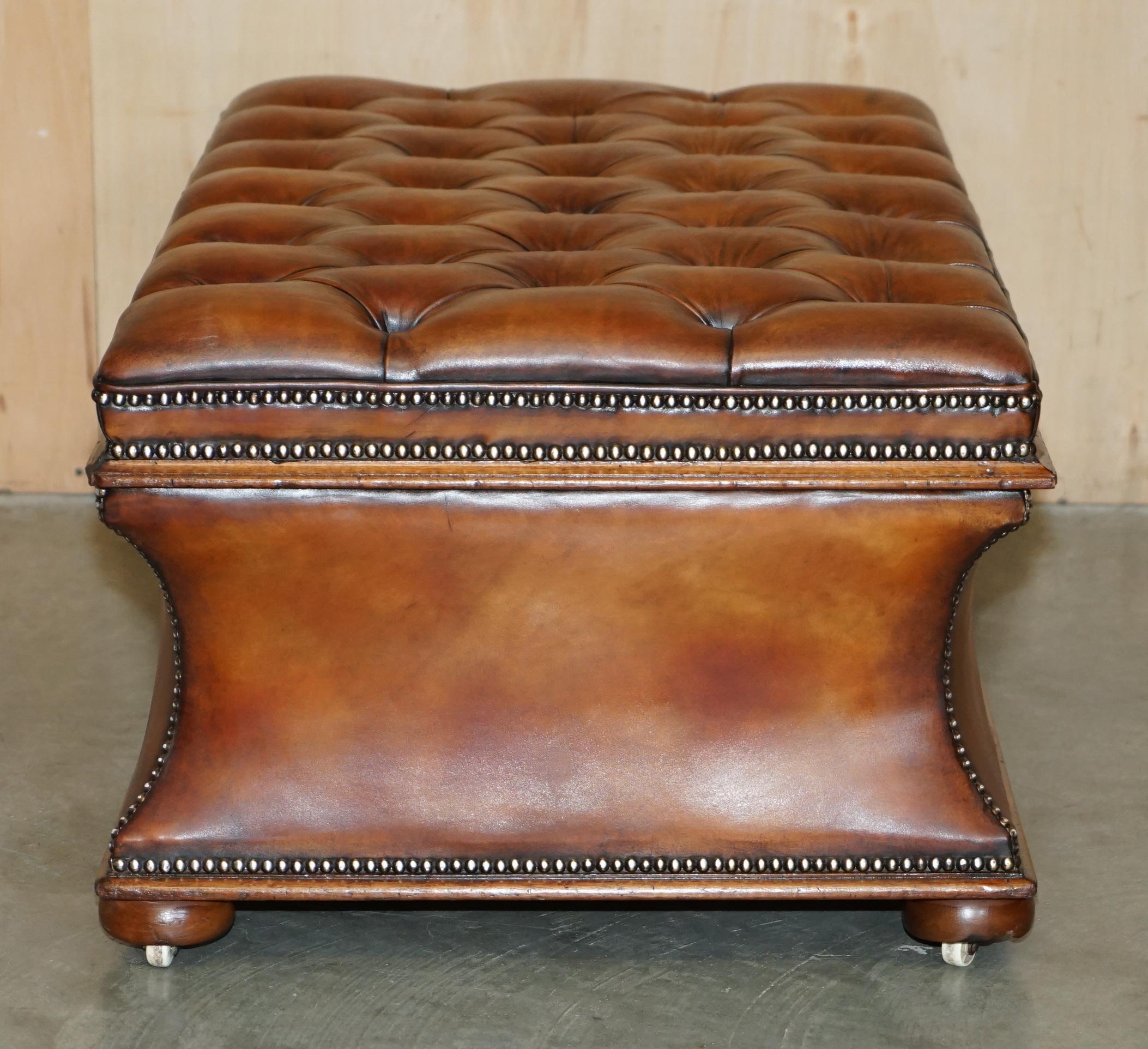 tabouret d'ottomane en cuir de chesterfield marron entièrement restauré en vente 5