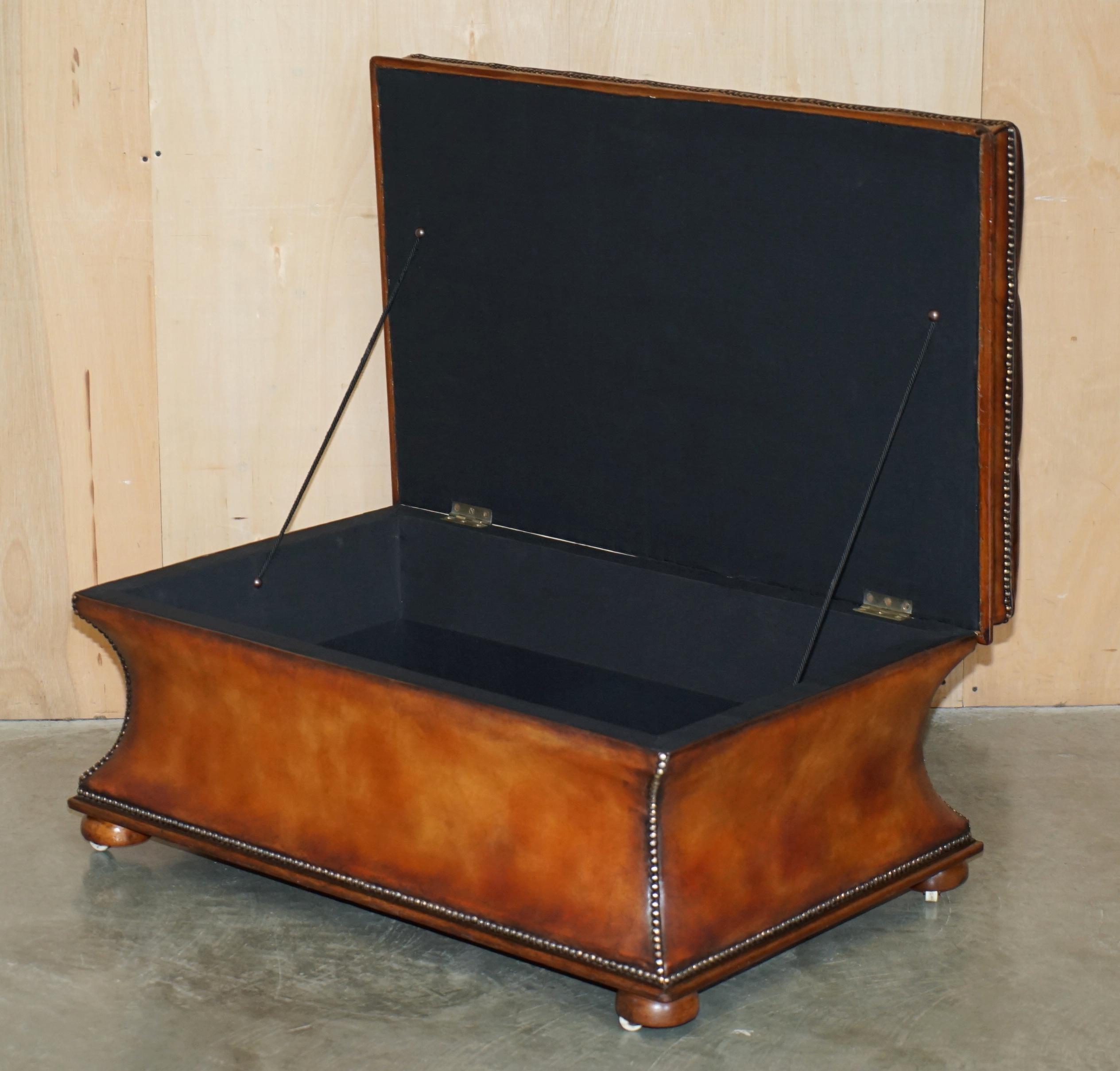 tabouret d'ottomane en cuir de chesterfield marron entièrement restauré en vente 6