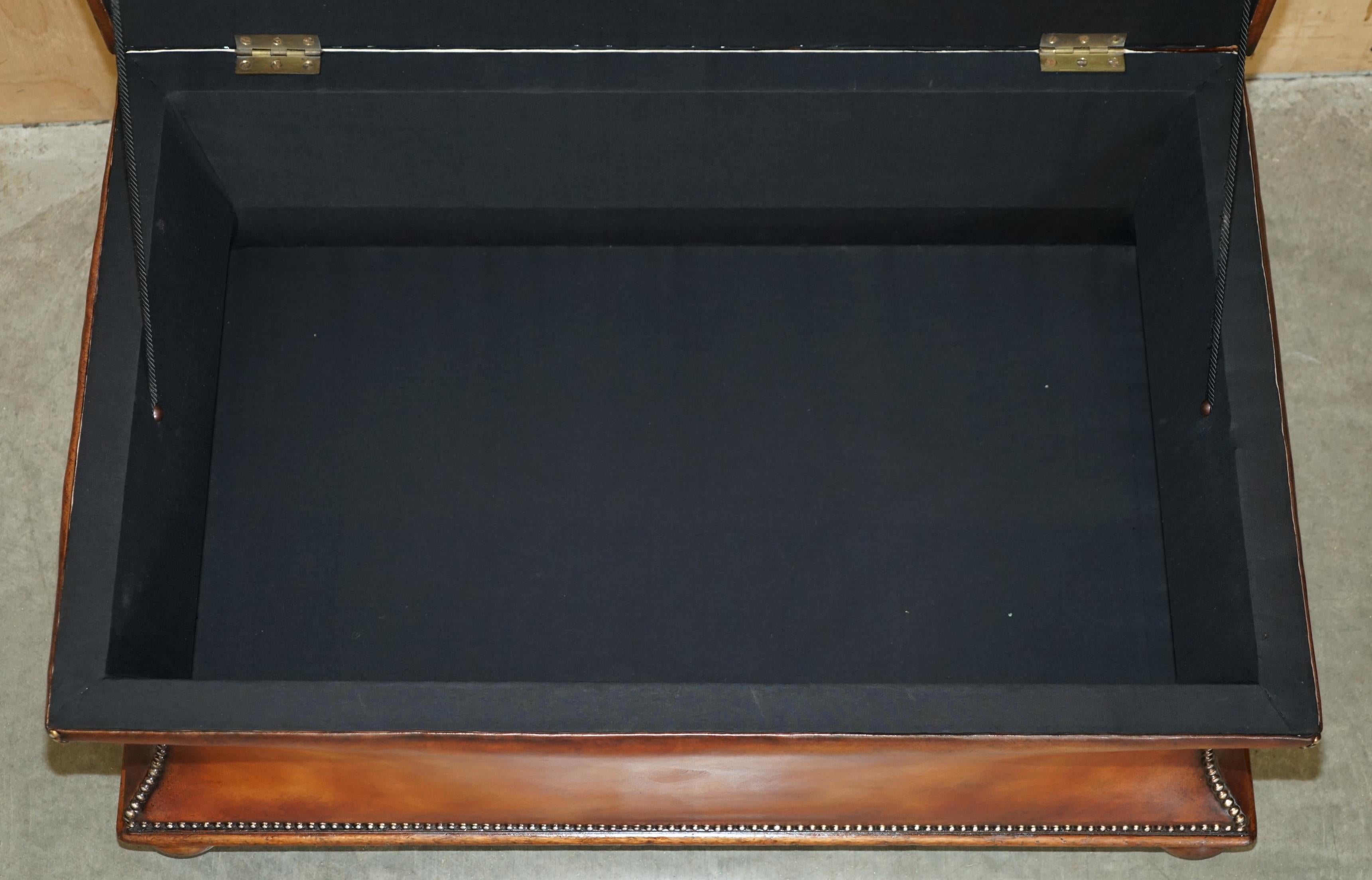 tabouret d'ottomane en cuir de chesterfield marron entièrement restauré en vente 7