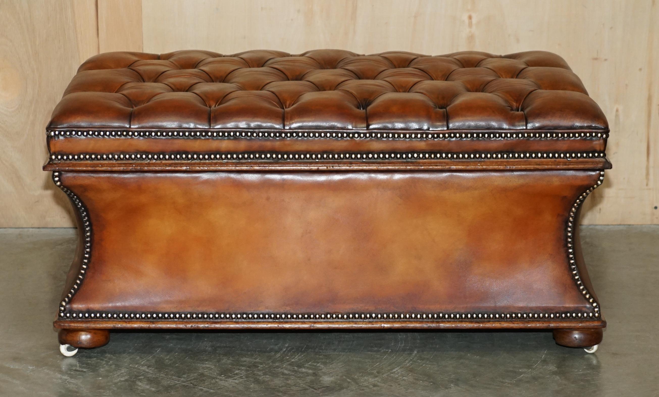 Royal House Antiques

The House of Antiques a le plaisir d'offrir à la vente ce très rare tabouret en cuir marron de Chesterfield, entièrement restauré, avec rangement intérieur et roulettes en porcelaine d'époque. 

Veuillez noter que les frais de