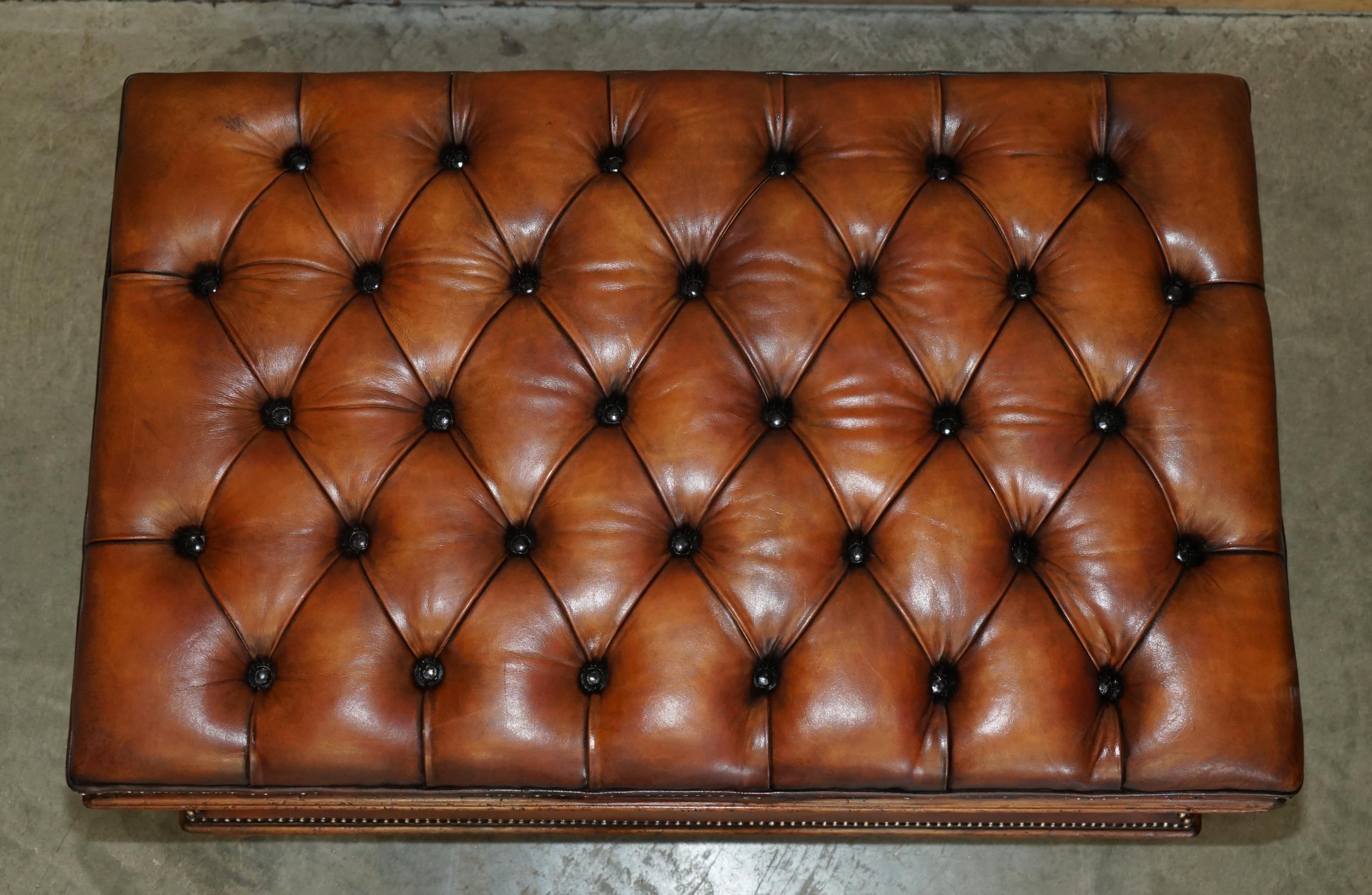 Victorien tabouret d'ottomane en cuir de chesterfield marron entièrement restauré en vente