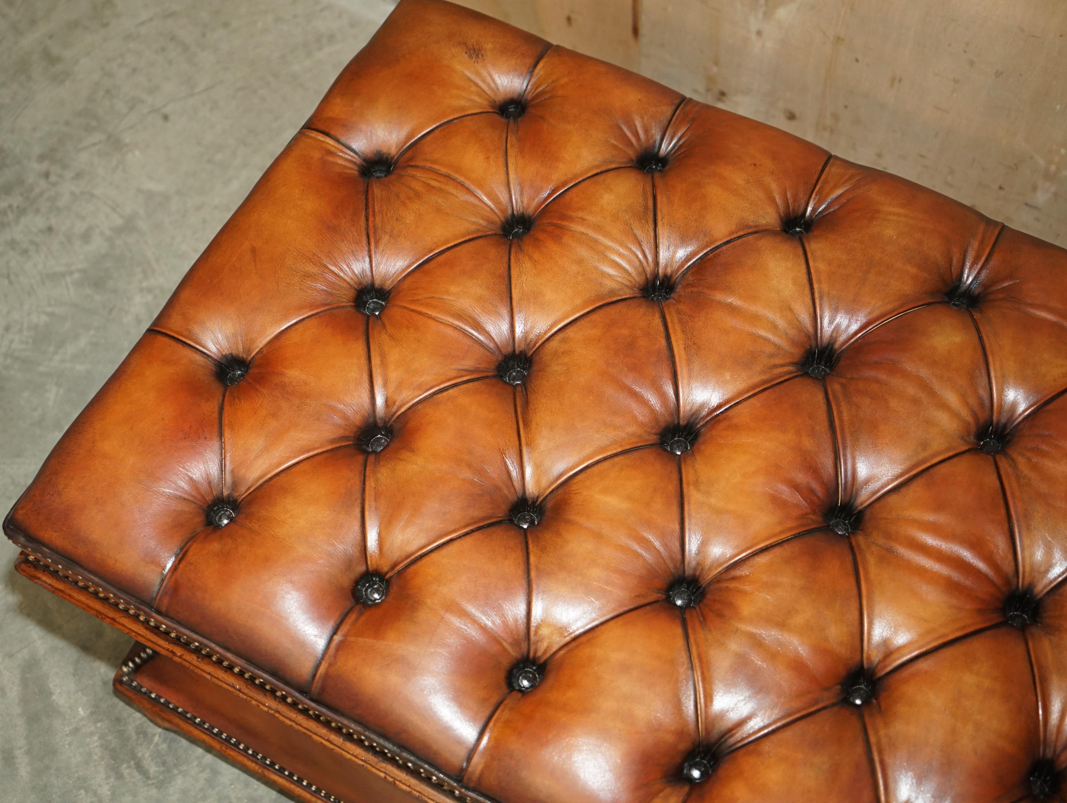 Anglais tabouret d'ottomane en cuir de chesterfield marron entièrement restauré en vente