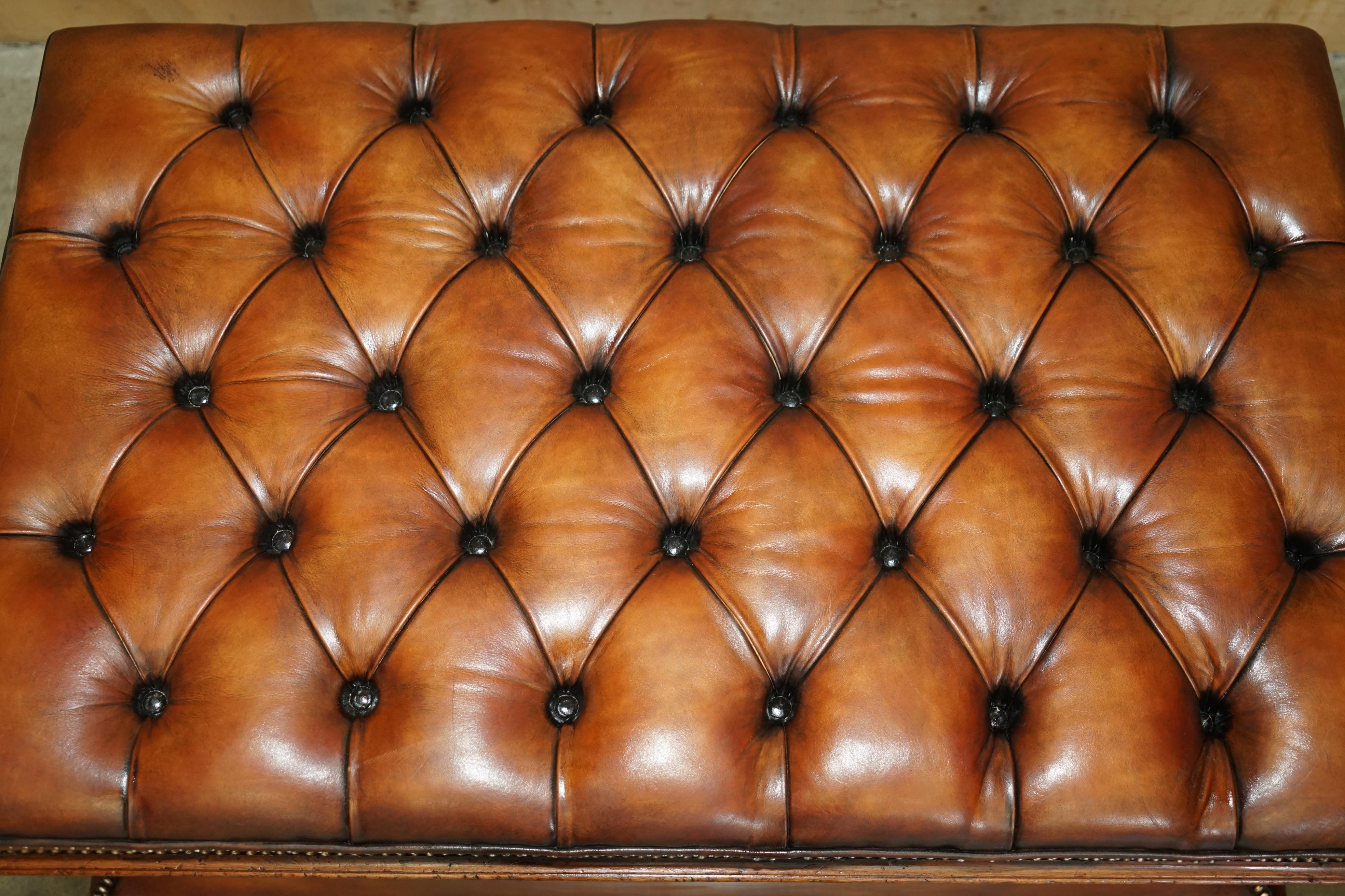 Fait main tabouret d'ottomane en cuir de chesterfield marron entièrement restauré en vente