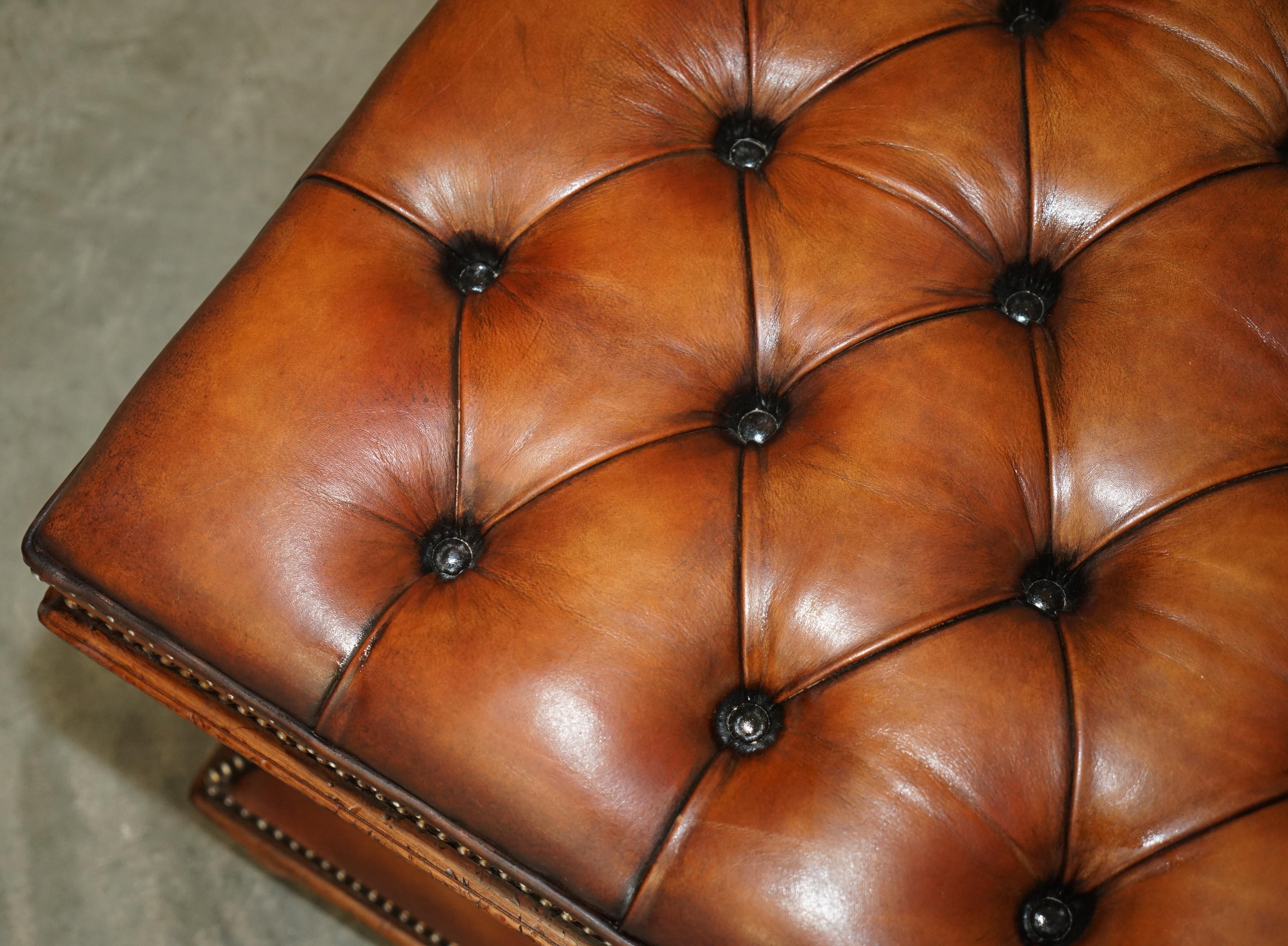XIXe siècle tabouret d'ottomane en cuir de chesterfield marron entièrement restauré en vente