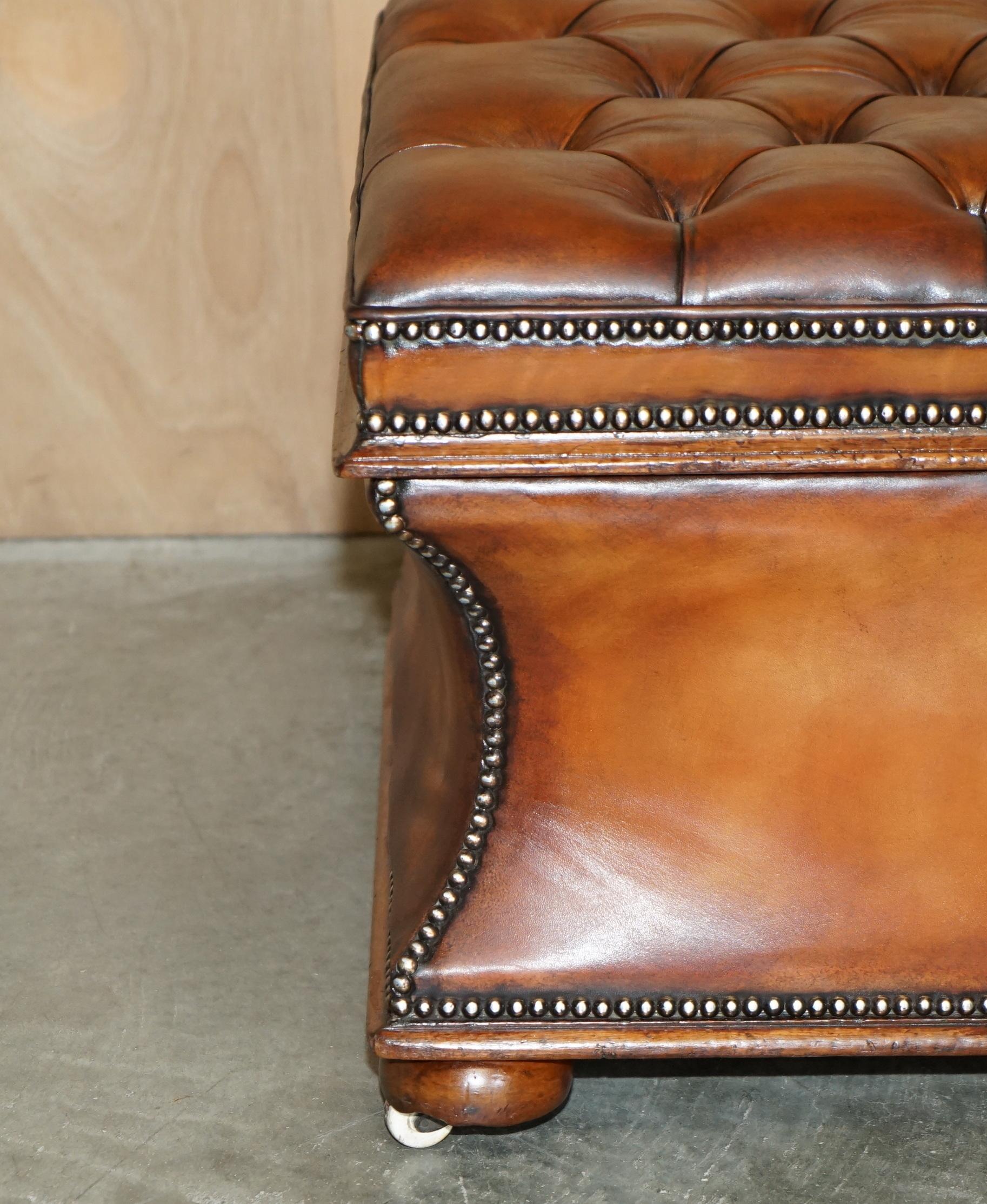 Cuir tabouret d'ottomane en cuir de chesterfield marron entièrement restauré en vente