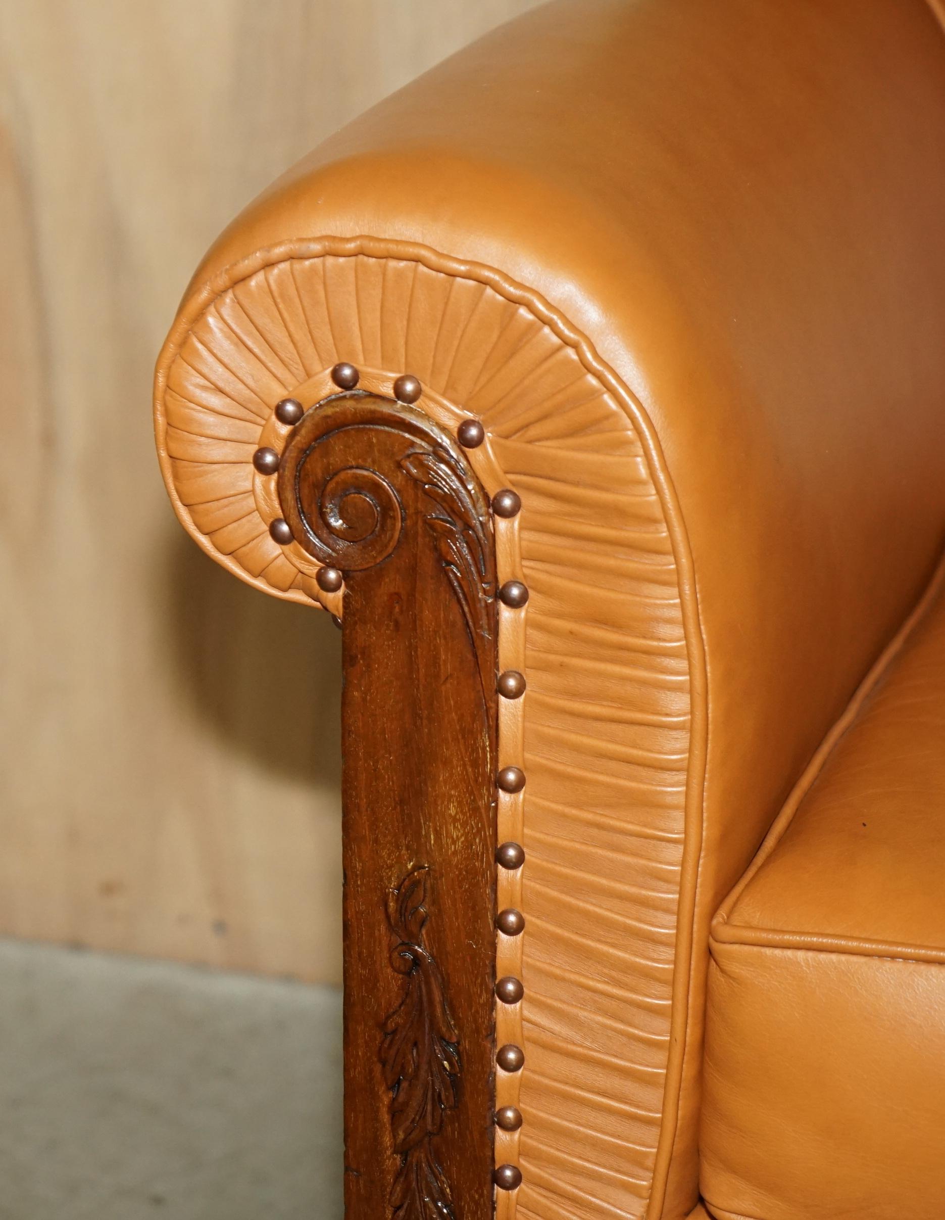 Européen canapé trois places en cuir marron foncé ANTiQUE VICTORIENNE entièrement restaurée en vente
