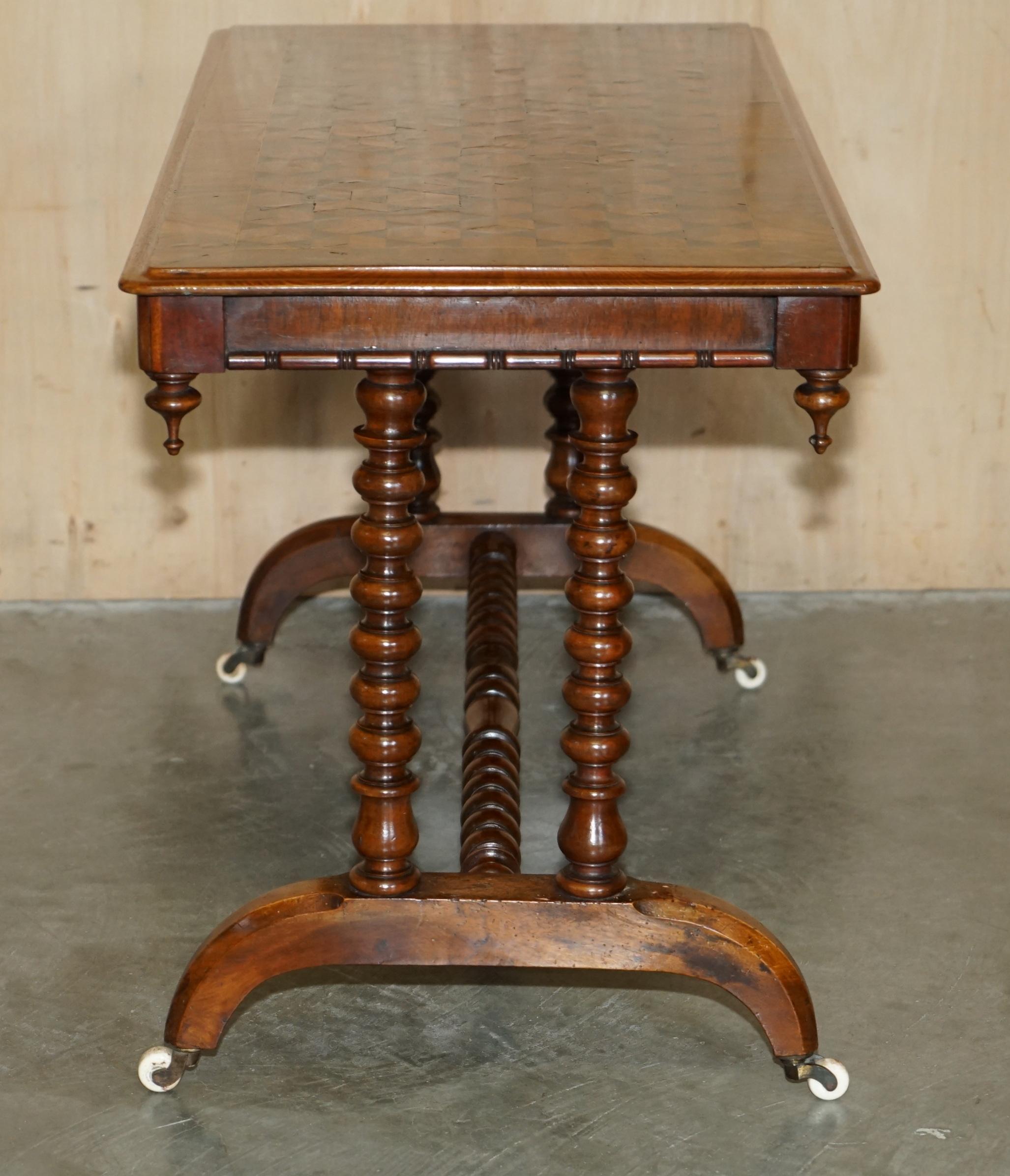 TABLE À CAFÉ VICTORIENNE ANTiQUE EN NOYER ET EN BOIS DUR PARQUETRY INLAID FUTUREMENT RESTAURÉE en vente 4