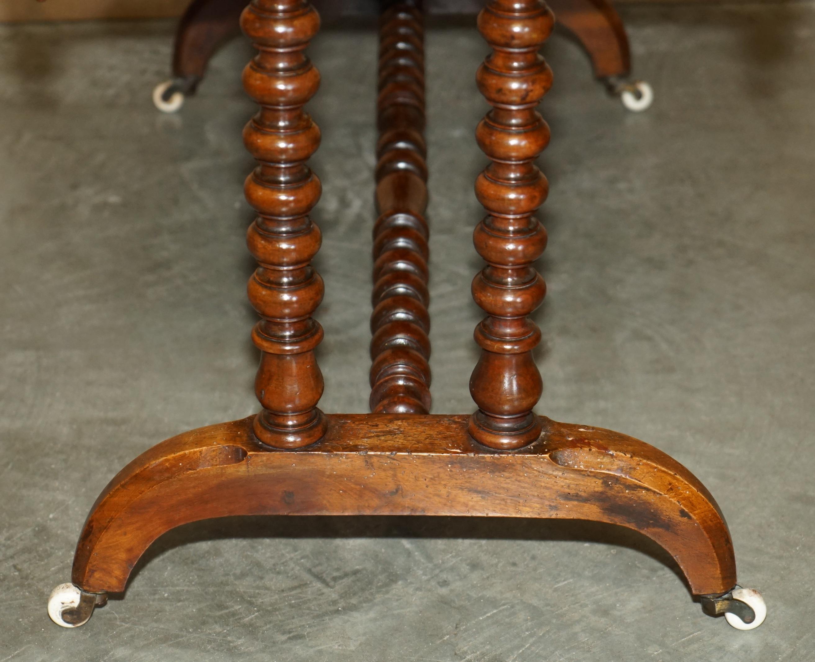 TABLE À CAFÉ VICTORIENNE ANTiQUE EN NOYER ET EN BOIS DUR PARQUETRY INLAID FUTUREMENT RESTAURÉE en vente 5