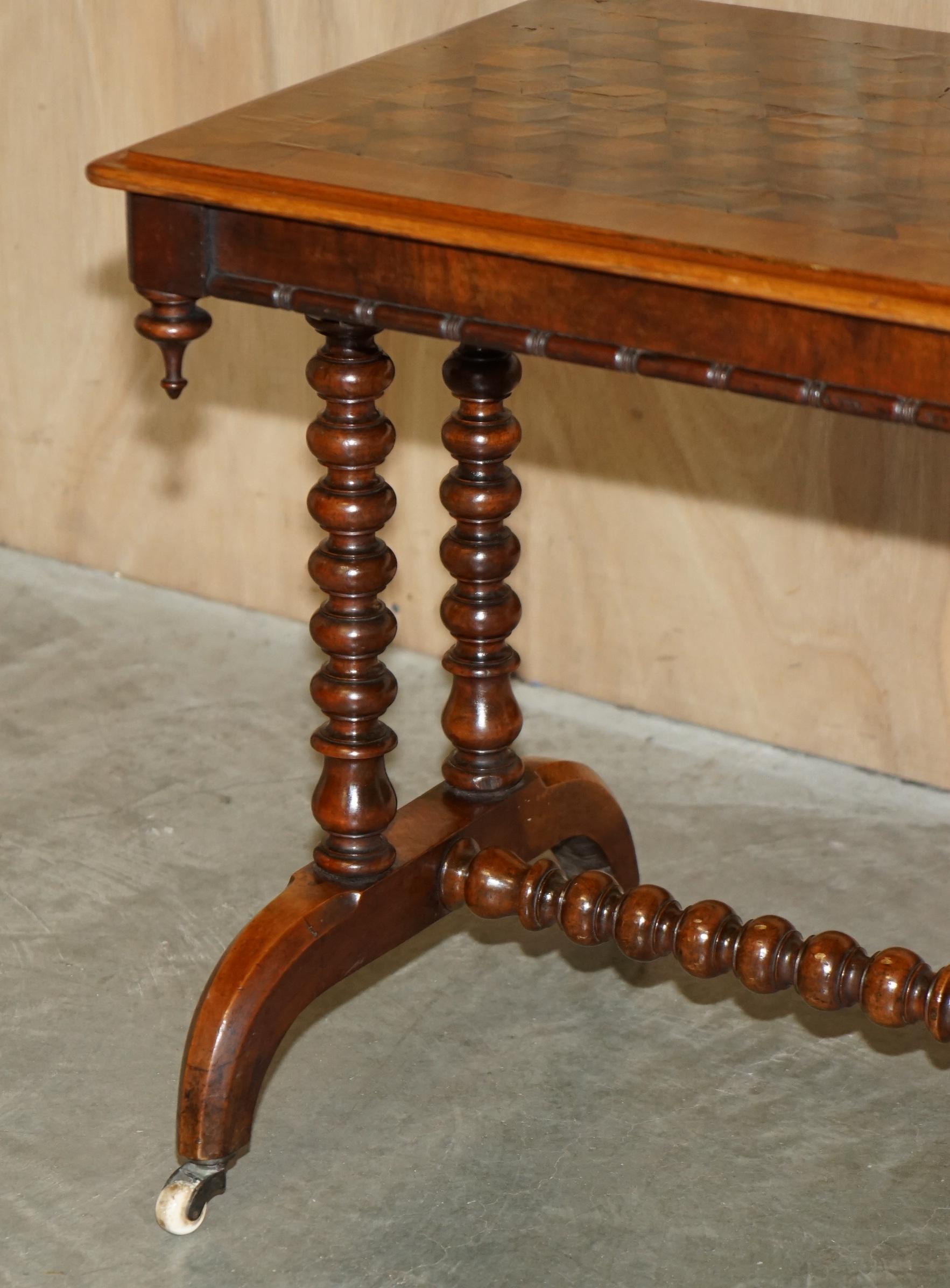 TABLE À CAFÉ VICTORIENNE ANTiQUE EN NOYER ET EN BOIS DUR PARQUETRY INLAID FUTUREMENT RESTAURÉE en vente 7