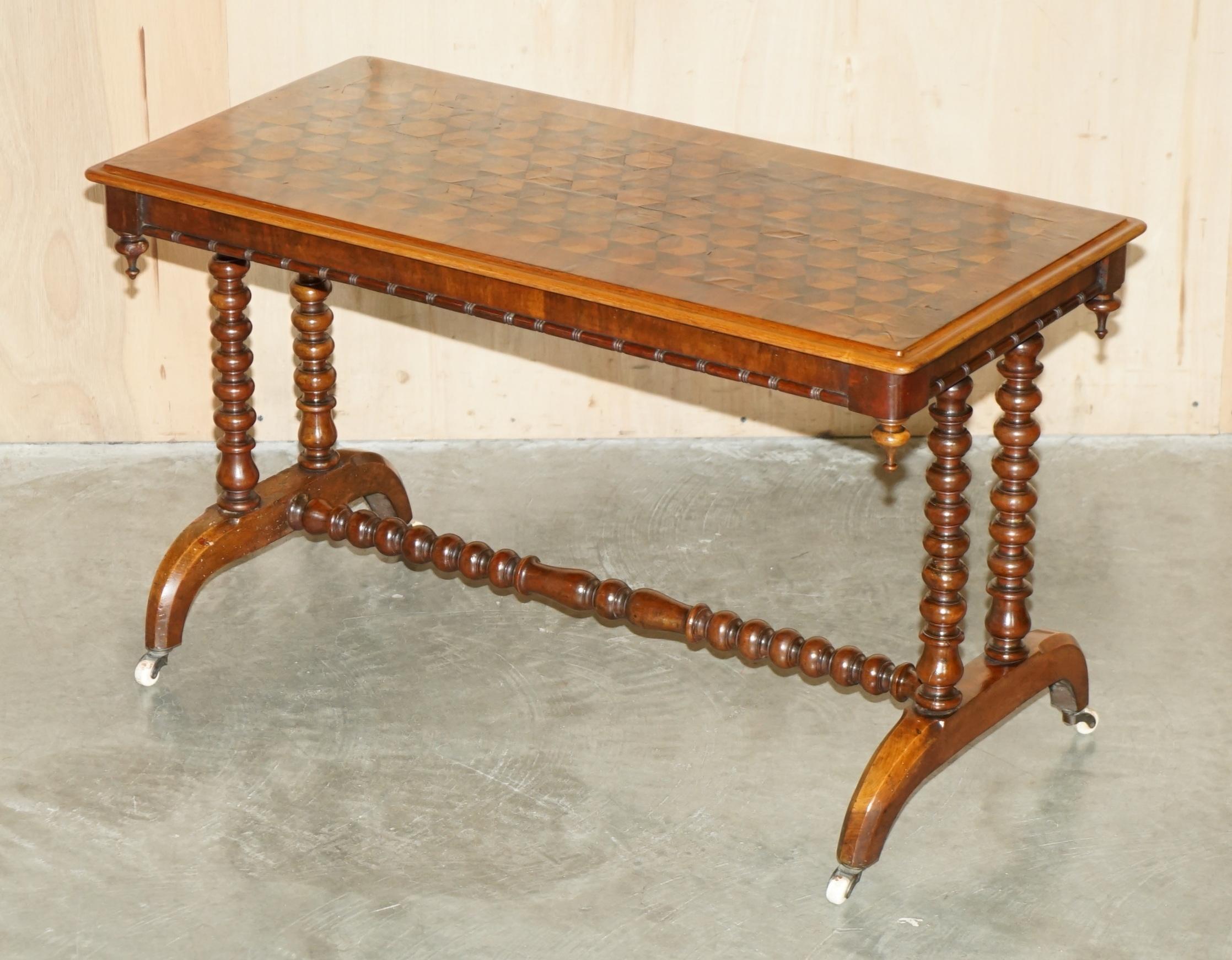 The House Antiques a le plaisir de proposer à la vente cette charmante table basse entièrement restaurée en noyer et acajou incrusté, datant de l'époque victorienne 1880, avec roulettes d'origine en porcelaine blanche polie. 

Veuillez noter que les