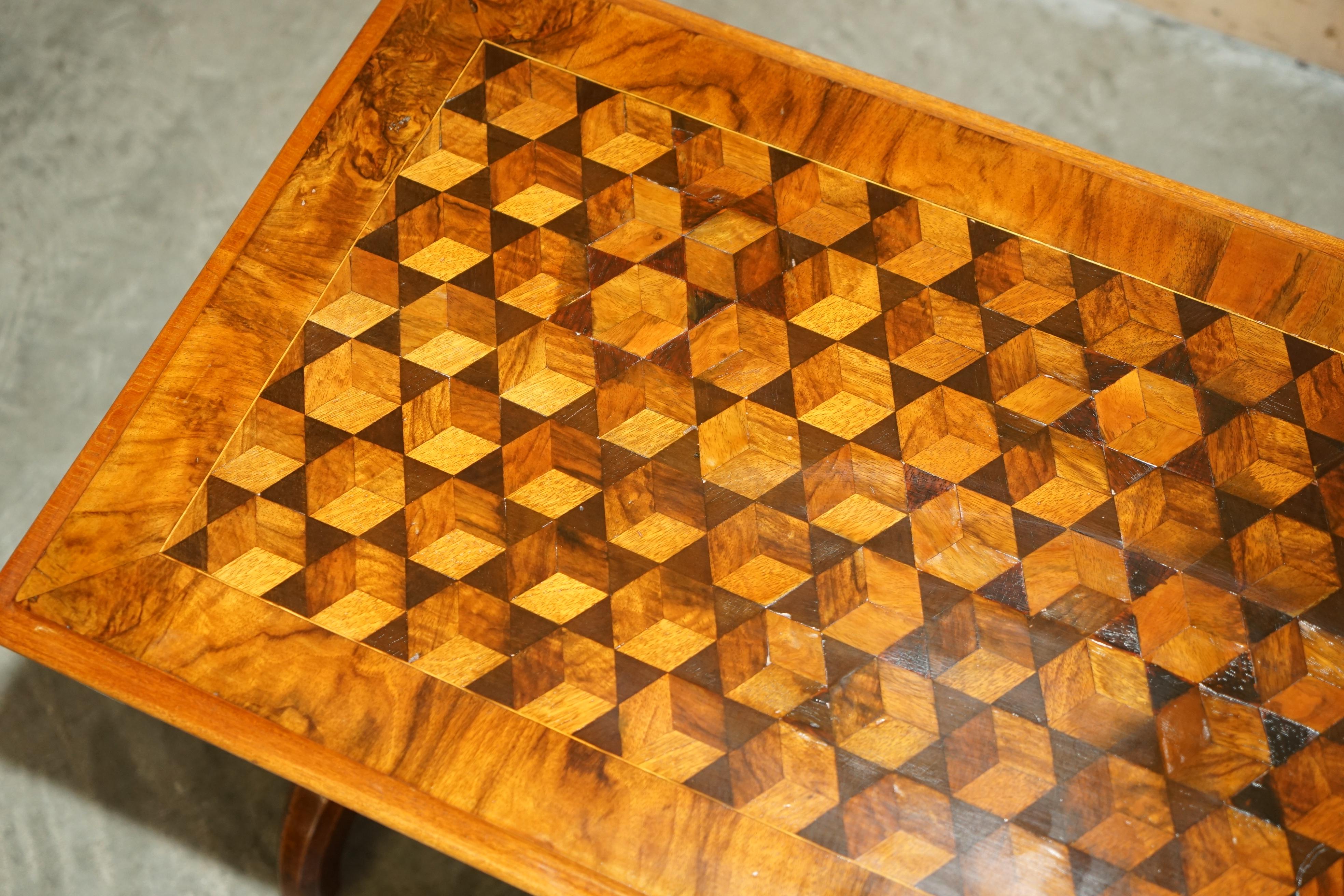 Anglais TABLE À CAFÉ VICTORIENNE ANTiQUE EN NOYER ET EN BOIS DUR PARQUETRY INLAID FUTUREMENT RESTAURÉE en vente