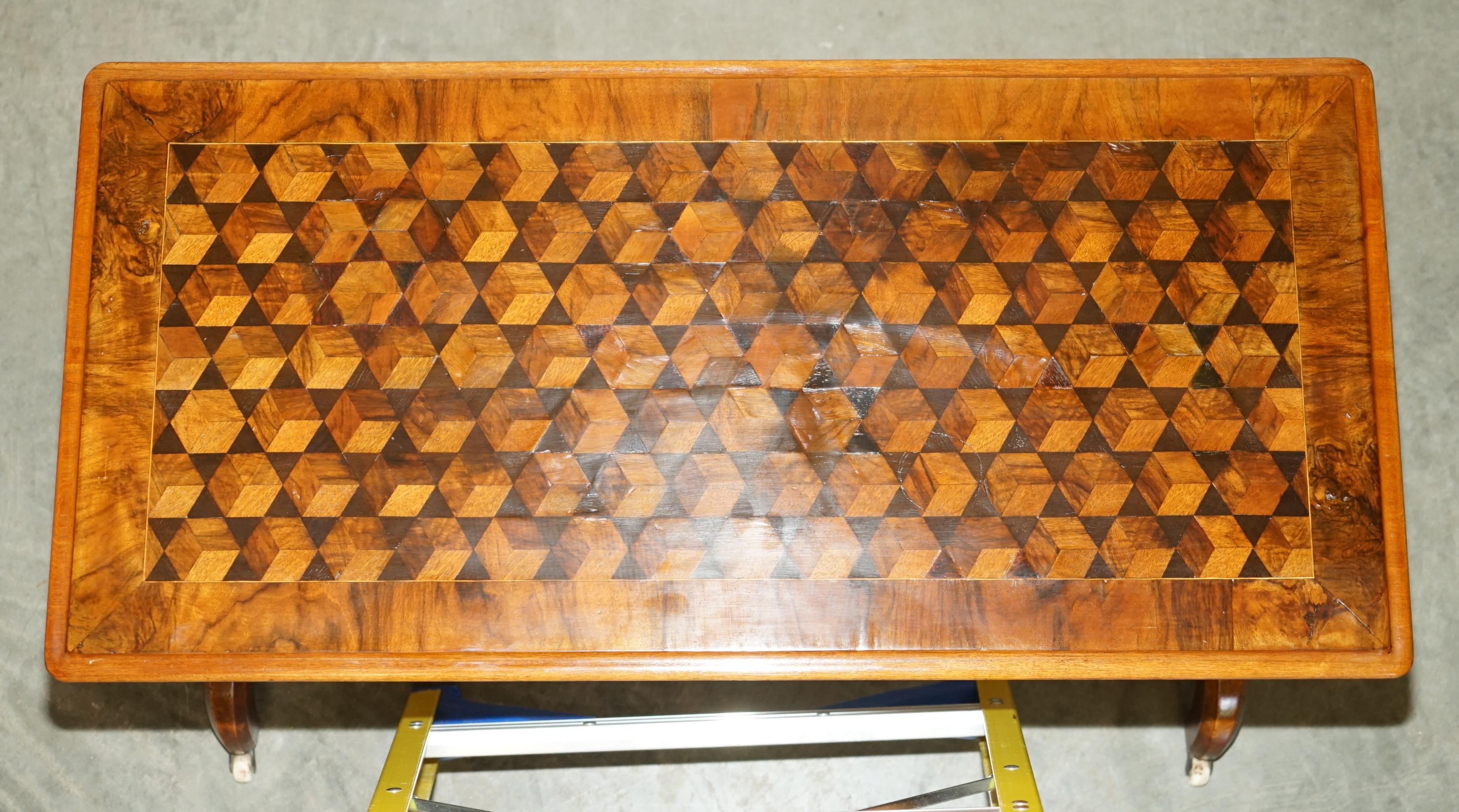 Incrusté TABLE À CAFÉ VICTORIENNE ANTiQUE EN NOYER ET EN BOIS DUR PARQUETRY INLAID FUTUREMENT RESTAURÉE en vente