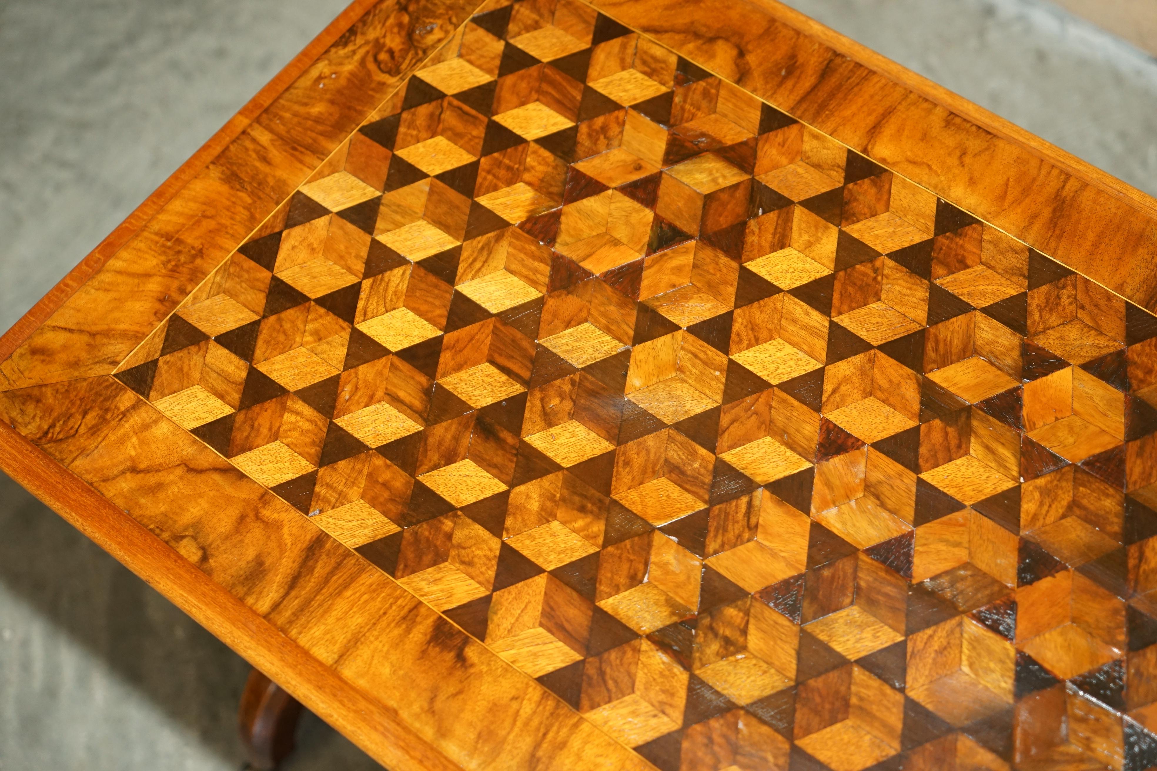 TABLE À CAFÉ VICTORIENNE ANTiQUE EN NOYER ET EN BOIS DUR PARQUETRY INLAID FUTUREMENT RESTAURÉE Bon état - En vente à West Sussex, Pulborough