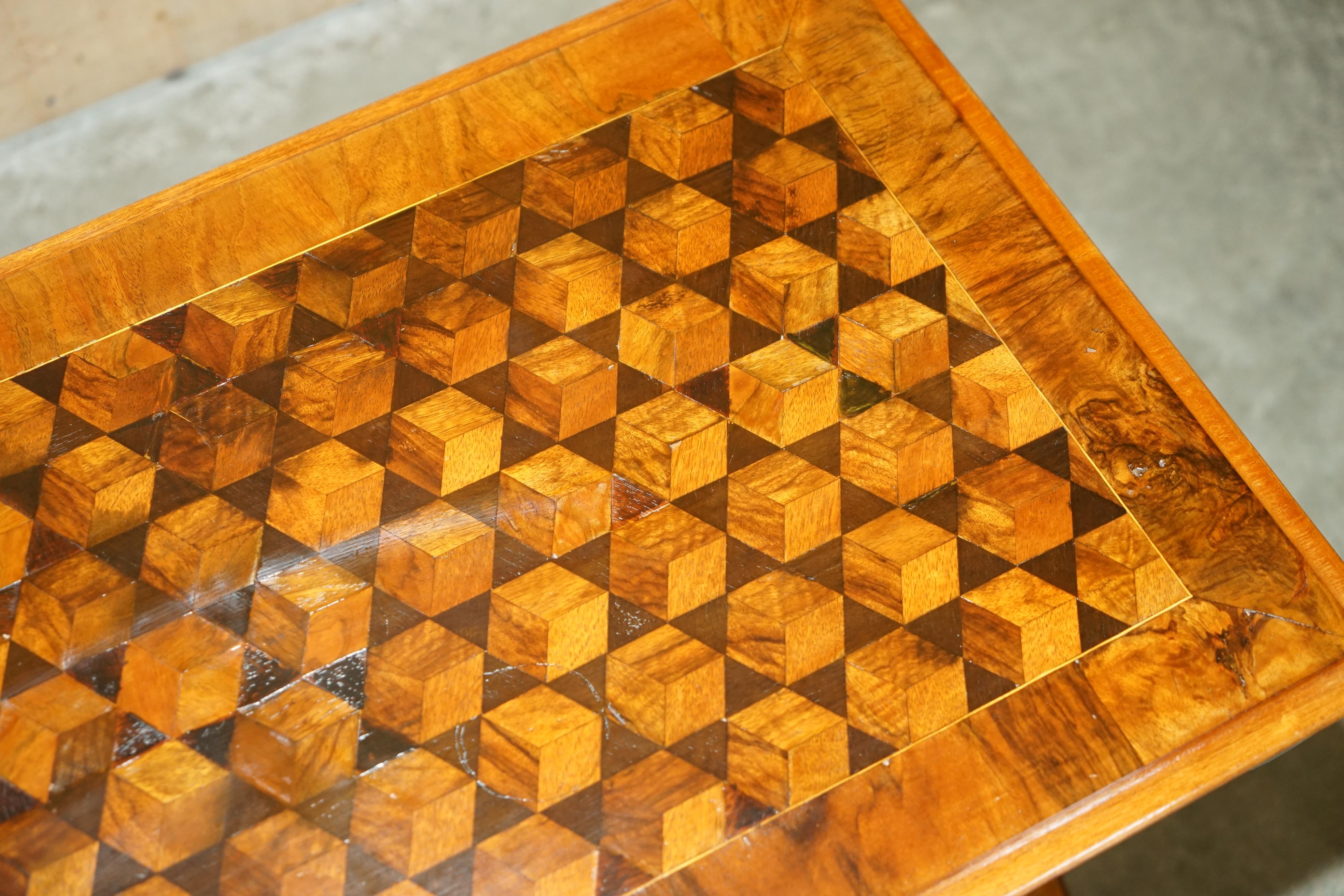 Fin du XIXe siècle TABLE À CAFÉ VICTORIENNE ANTiQUE EN NOYER ET EN BOIS DUR PARQUETRY INLAID FUTUREMENT RESTAURÉE en vente