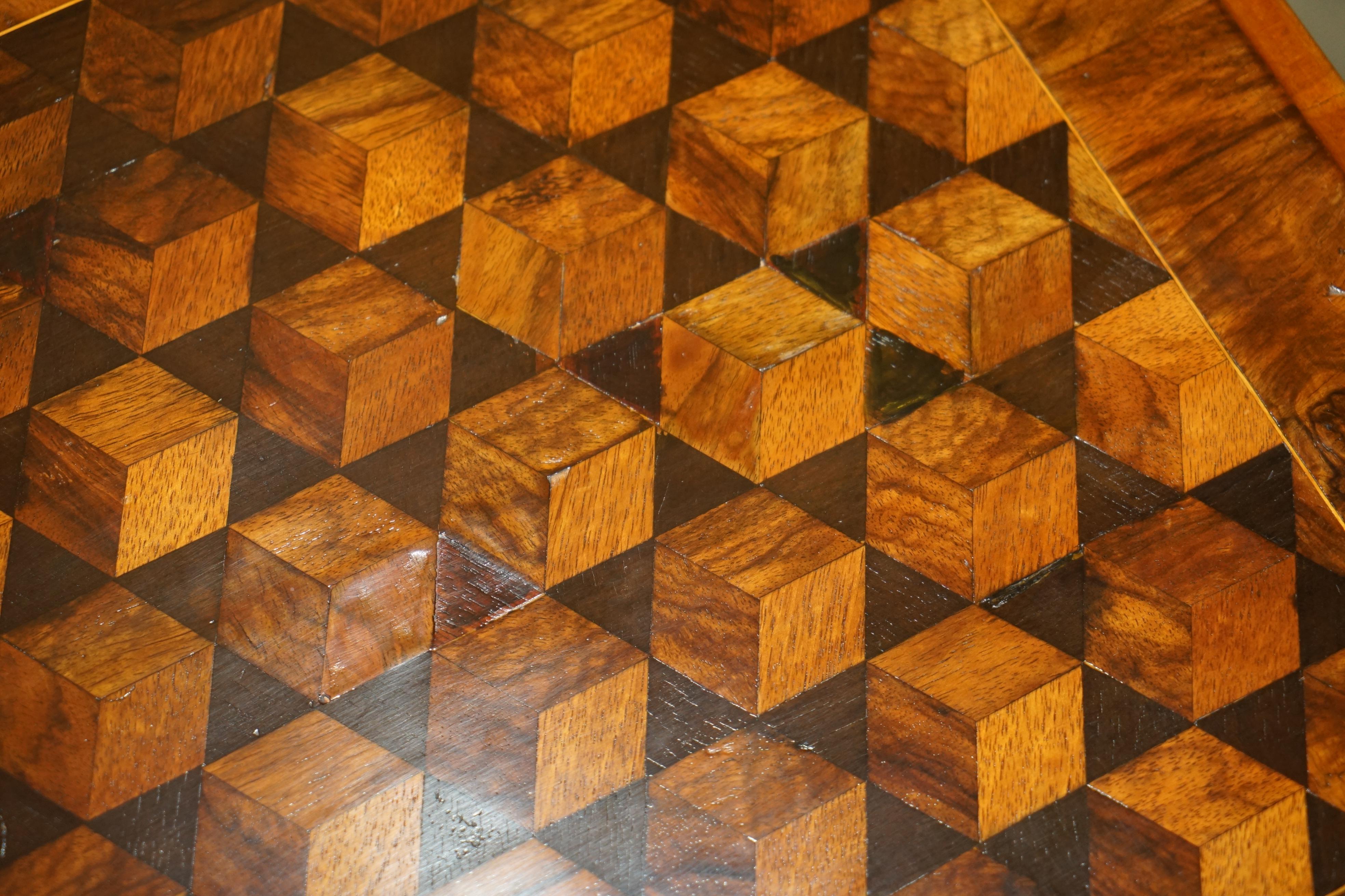Bois de feuillus TABLE À CAFÉ VICTORIENNE ANTiQUE EN NOYER ET EN BOIS DUR PARQUETRY INLAID FUTUREMENT RESTAURÉE en vente