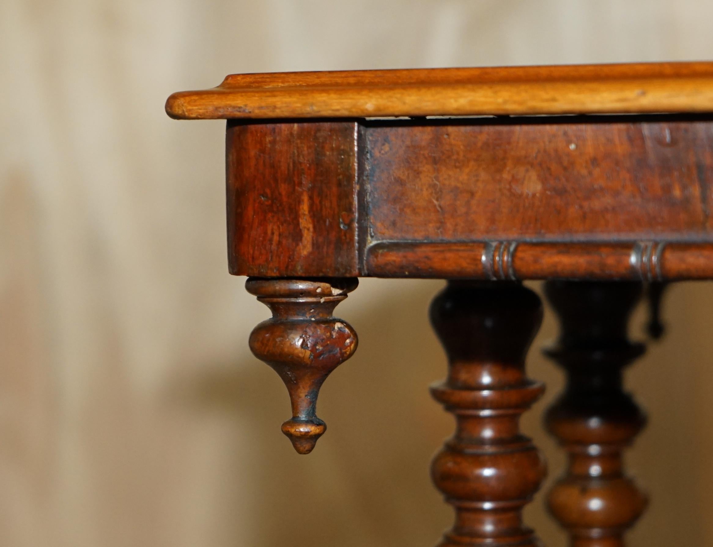 TABLE À CAFÉ VICTORIENNE ANTiQUE EN NOYER ET EN BOIS DUR PARQUETRY INLAID FUTUREMENT RESTAURÉE en vente 1