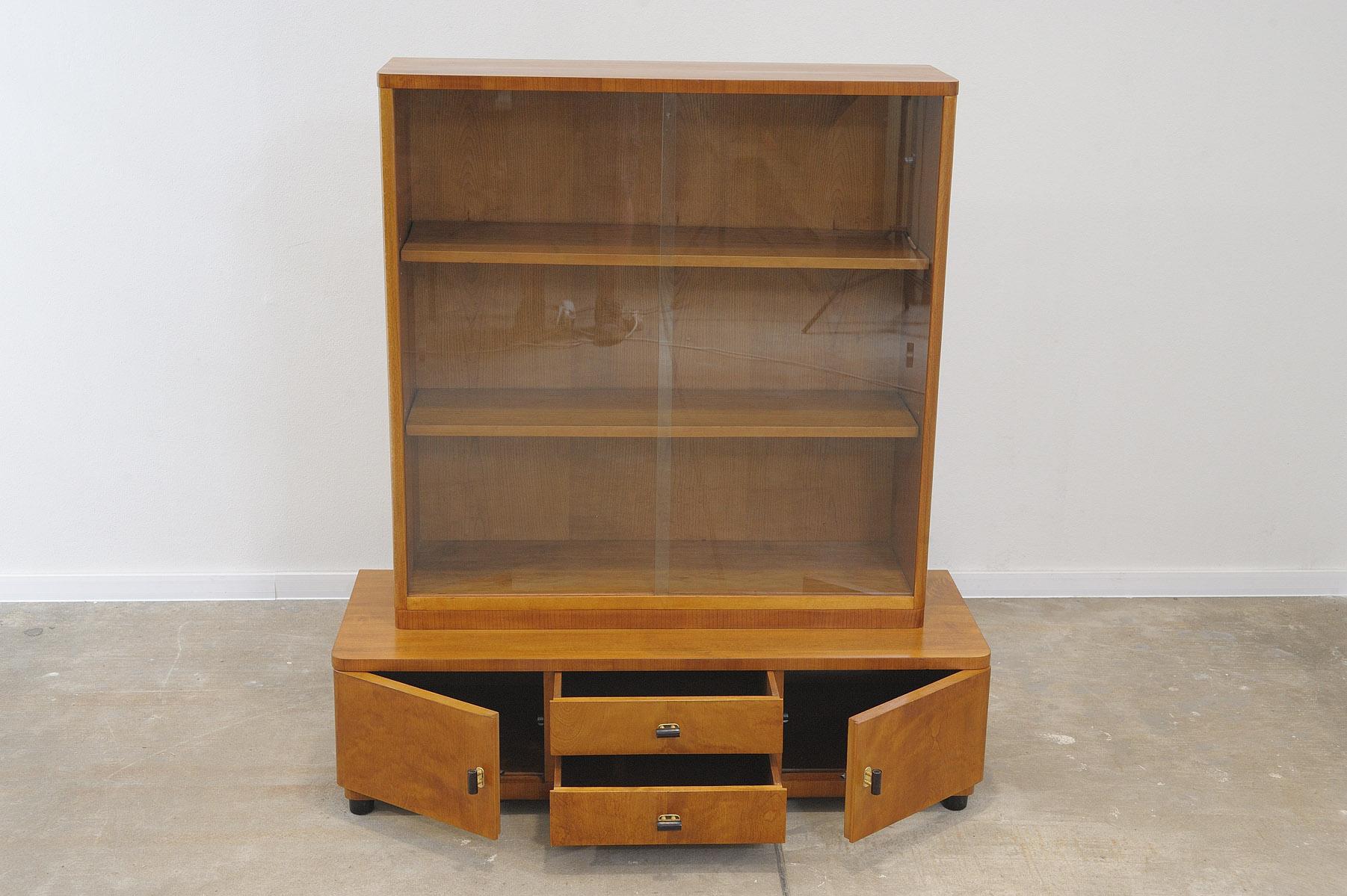  Fully restored ART DECO bookcase, 1930´s, Czechoslovakia In Excellent Condition For Sale In Prague 8, CZ