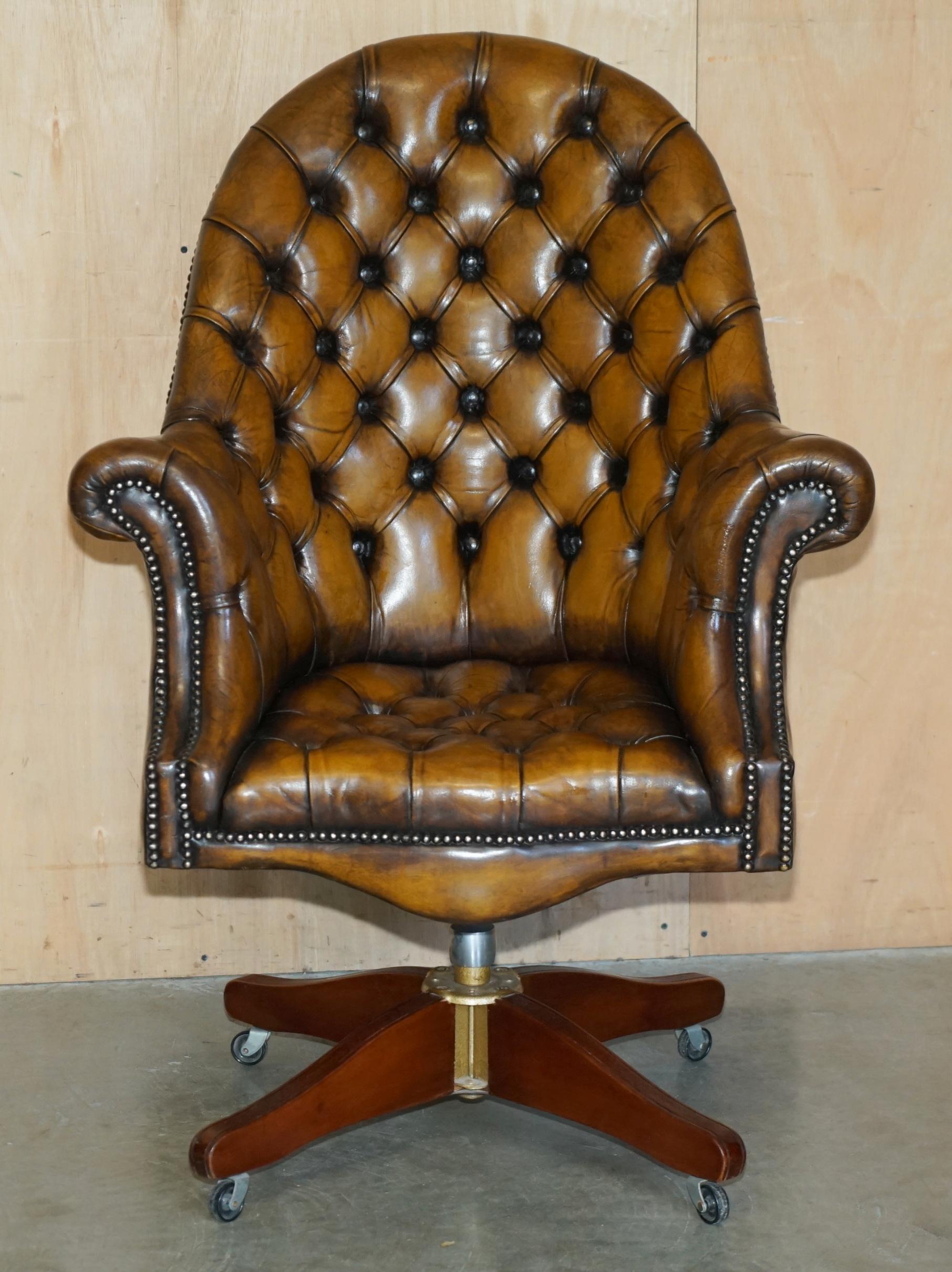 Antigüedades de la Casa Real

Royal House Antiques se complace en poner a la venta este precioso sillón de capitán o director Art Decó Chesterfield de cuero marrón cigarro teñido a mano totalmente restaurado.

Por favor, tenga en cuenta que la